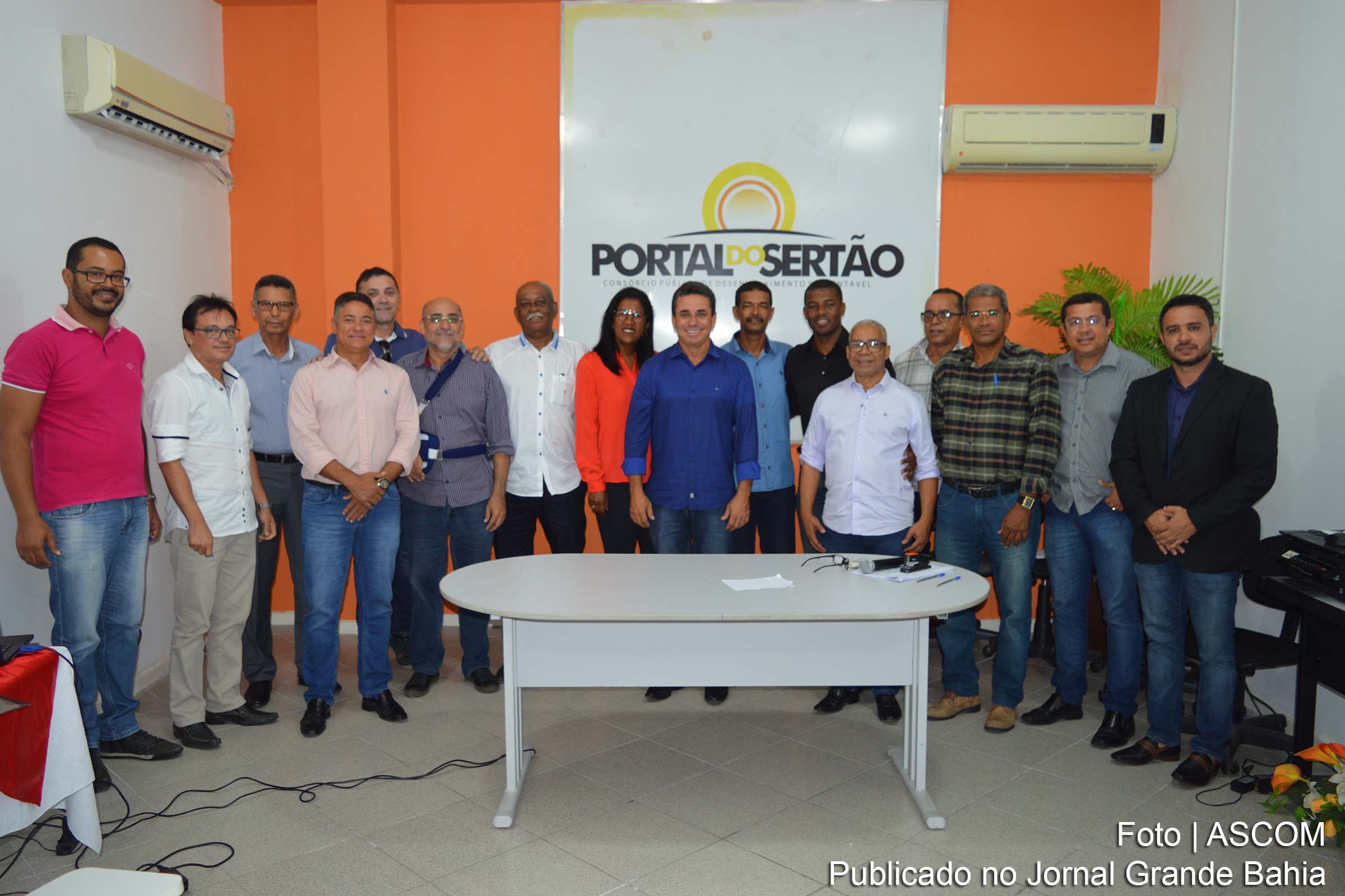 Prefeitos que representam os municípios que integram o Consórcio Portal do Sertão elegeram Rogério Costa, prefeito de Santo Estêvão, como novo presidente da entidade.