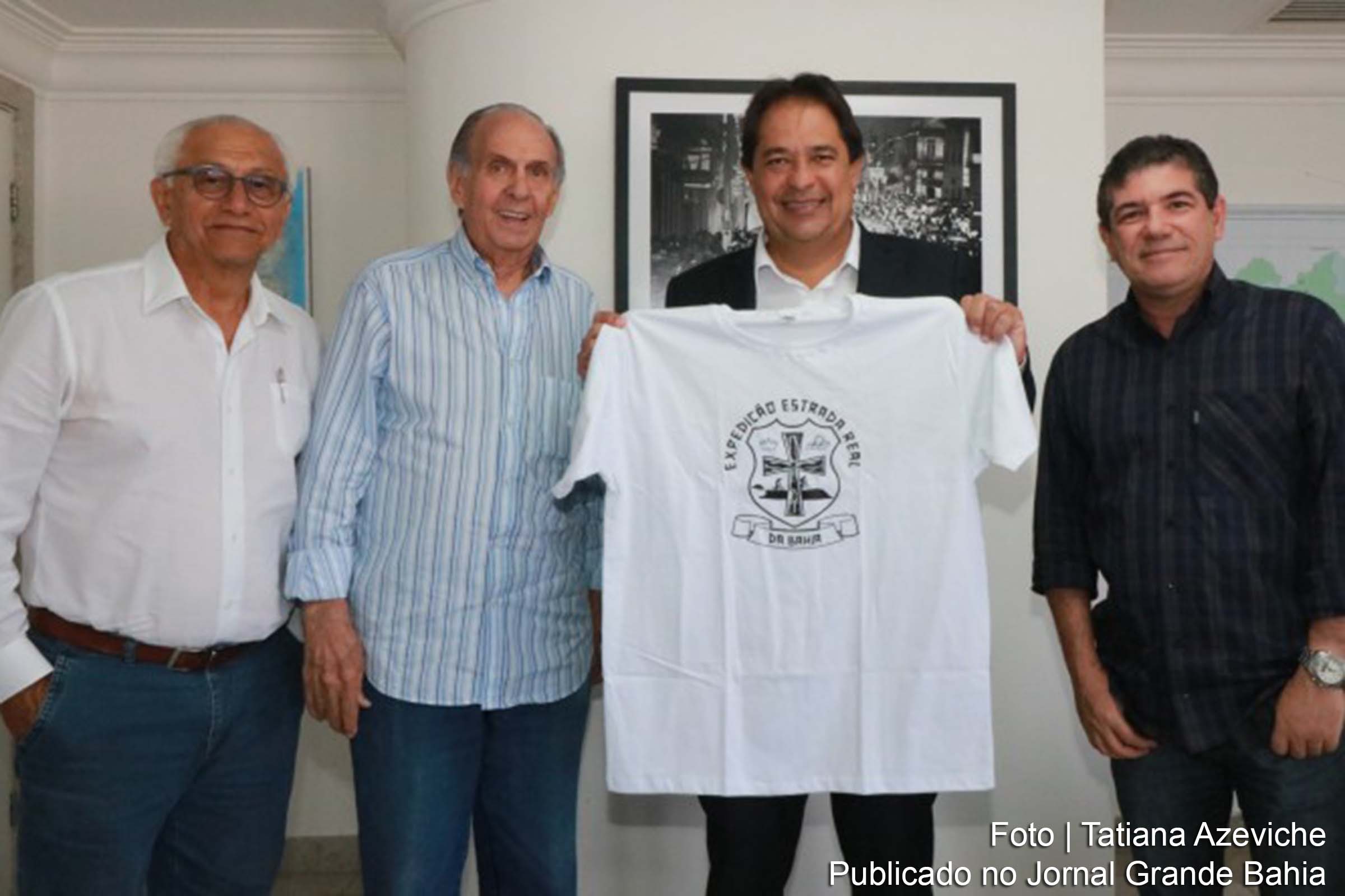 Secretário estadual José Alves recebe camisa com tema da Expedição de bicicletas valoriza roteiro turístico da 'Expedição Estrada Real - Caminhos da Bahia Colonial'.