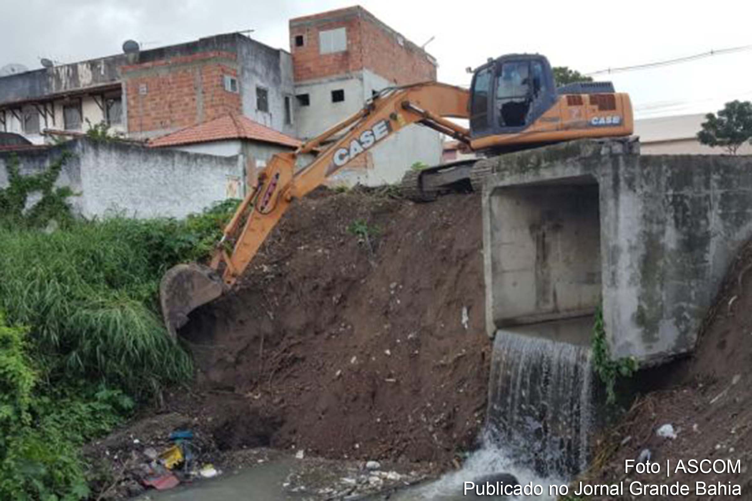 Prefeitura de feira de Santana intensifica limpeza em canais de drenagem.