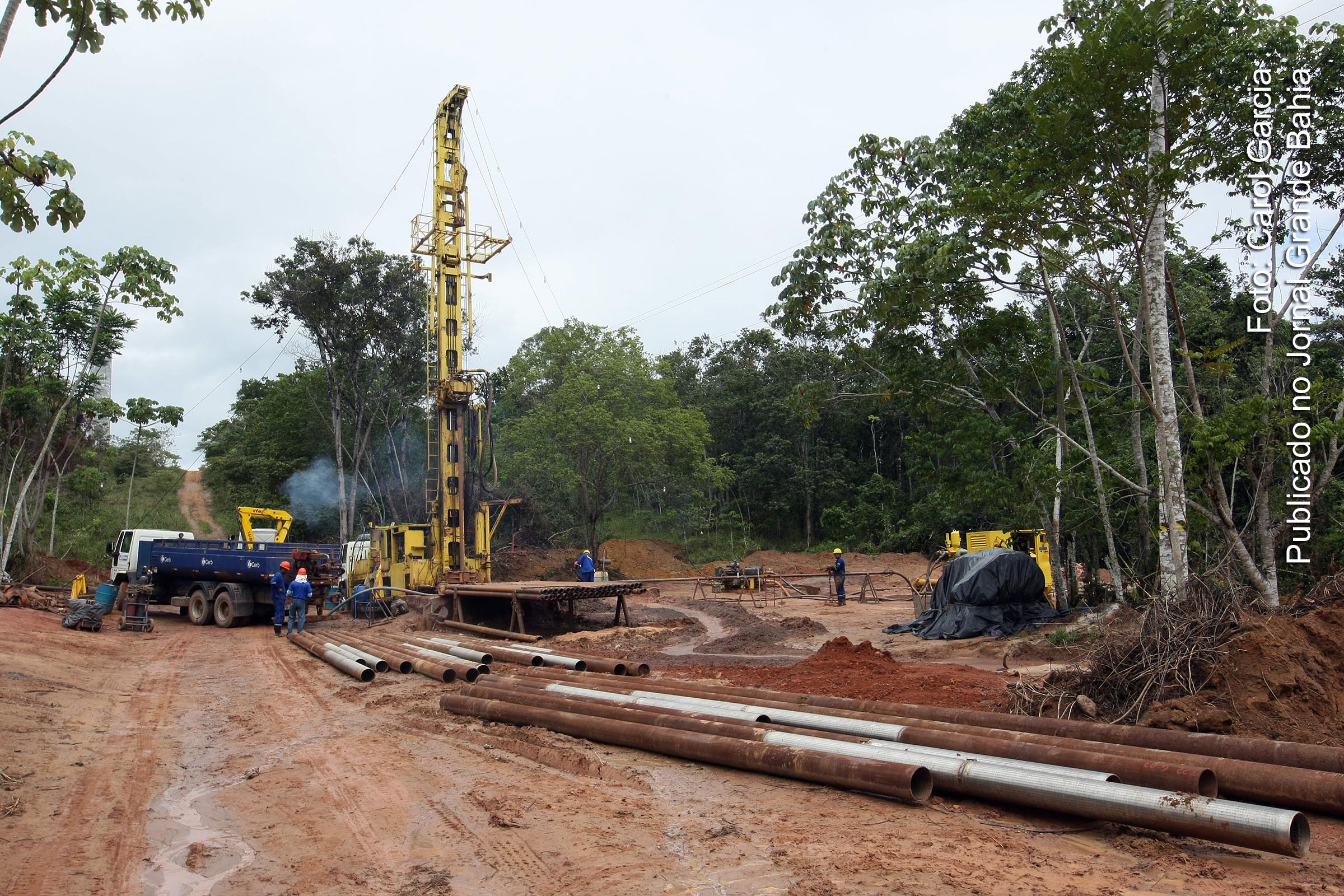 Perfuração de poço artesiano.