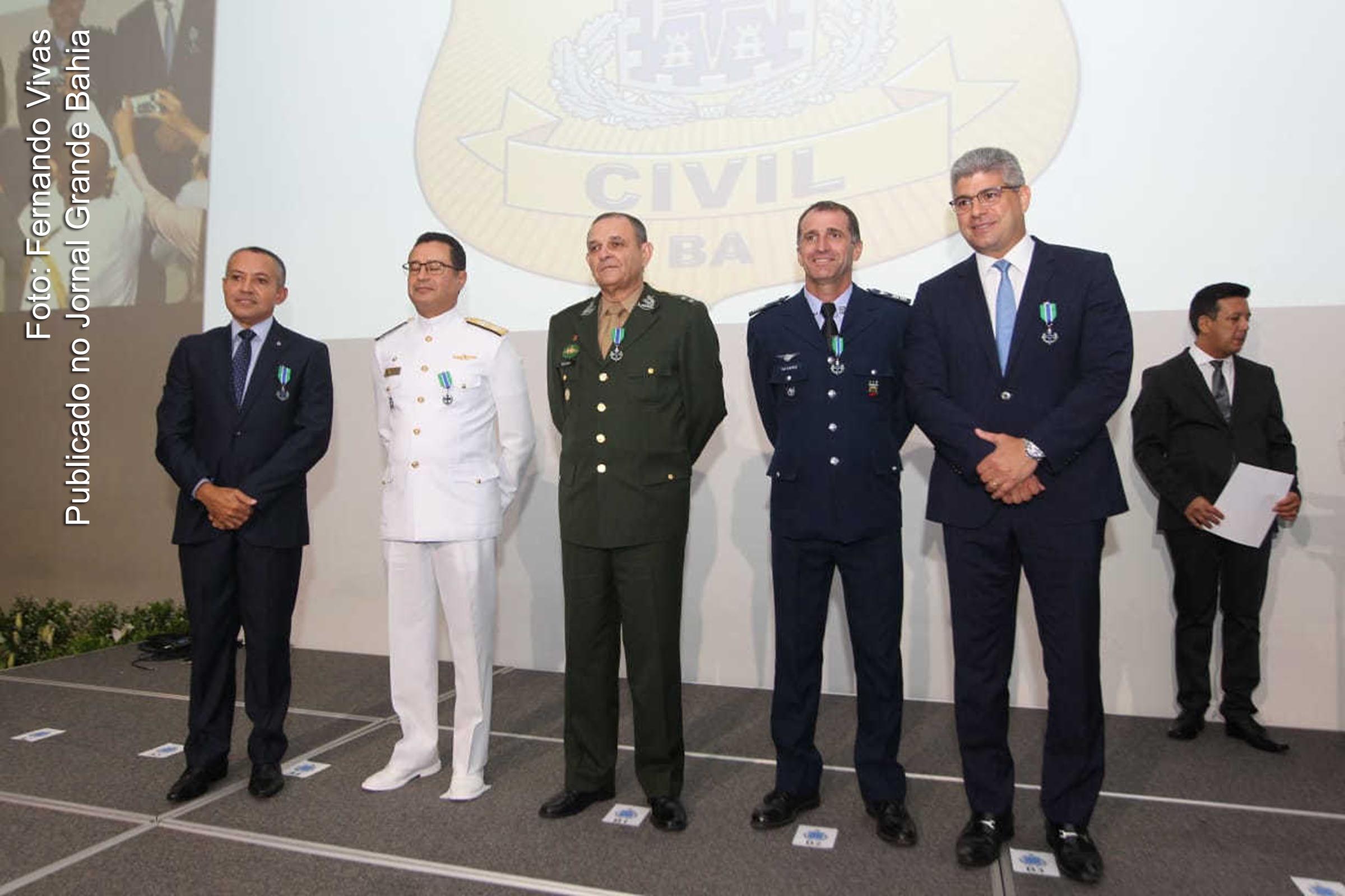 Polícia Civil da Bahia outorga Medalha Cruz da Ordem. Dentre os homenageados estavam o general Artur Costa Moura, Chefe do Departamento-Geral do Pessoal do Exército Brasileiro; almirante de esquadra Almir Garnier, Chefe do Estado-Maior do Comando do 2º Distrito Naval da Marinha do Brasil (2º DN); e o coronel aviador José Henrique Kaipper, Comandante da Base Aérea de Salvador.