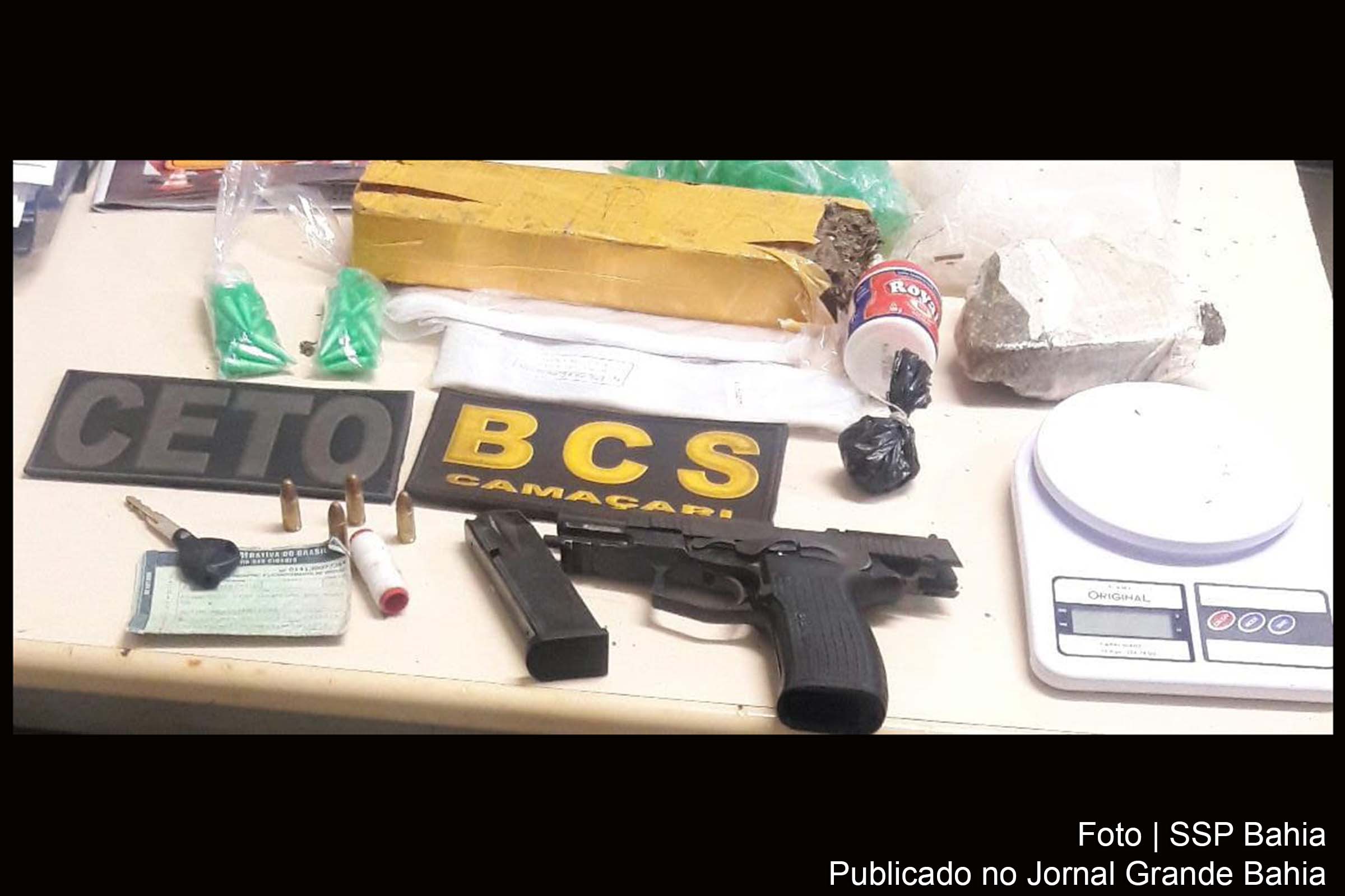 Policias apreendem Pistola 9 milímetros, munições, drogas e uma motocicleta Honda XRE 300, placa PJZ 1315, com registro de roubo.