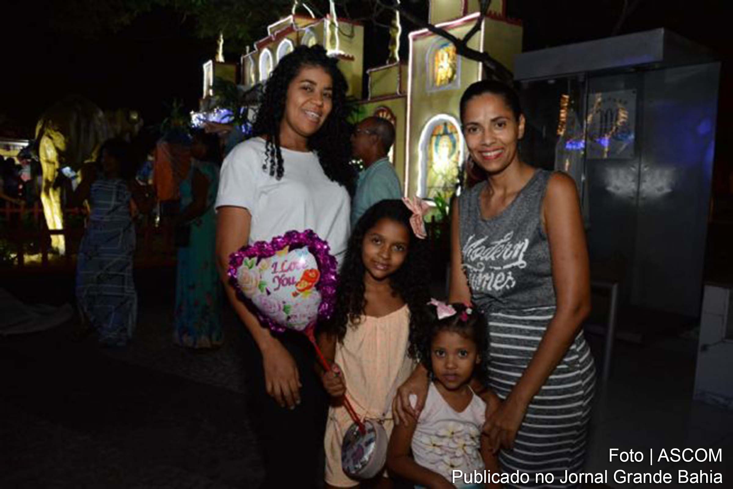 Famílias se encontram e se encantam ao mergulhar no mundo das festividades de Natal da Praça da Matriz.