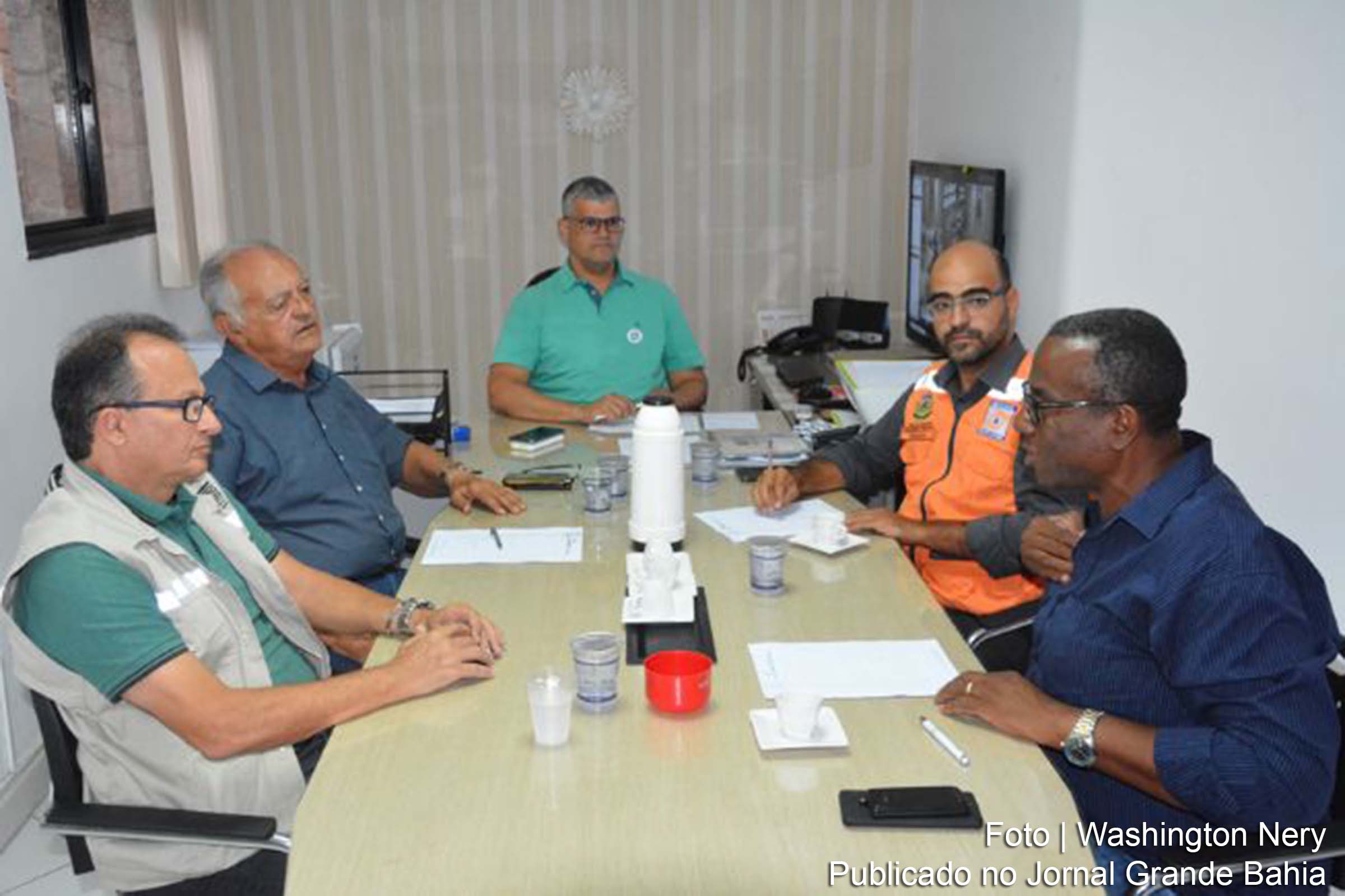 As ações estão sendo coordenadas pelo Comitê de Crise que acionou homens e máquinas para promover intervenções em pontos da zona urbana e rural.