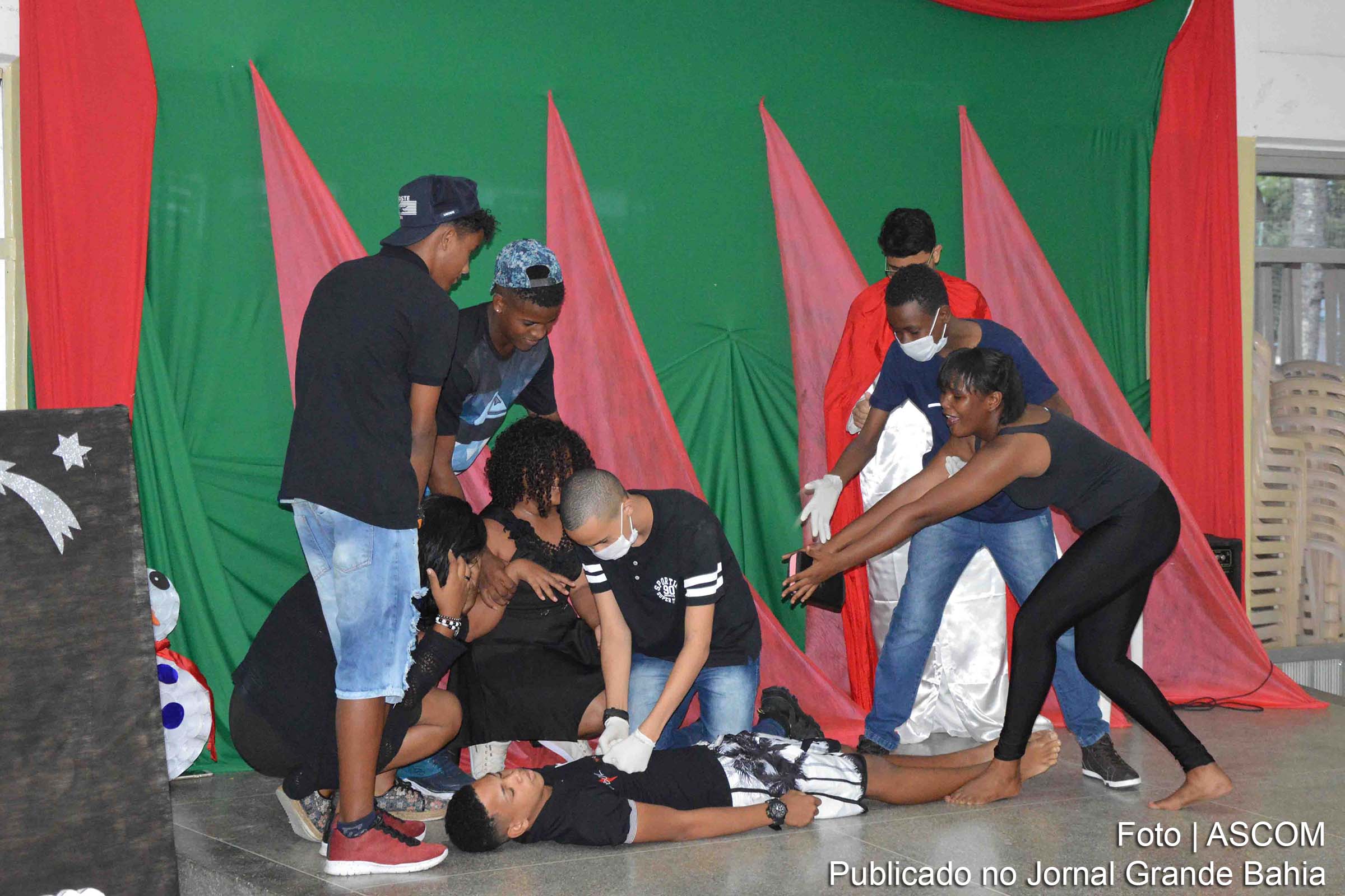 O programa oferece atividades extracurriculares com foco na leitura, escrita e produções artísticas.