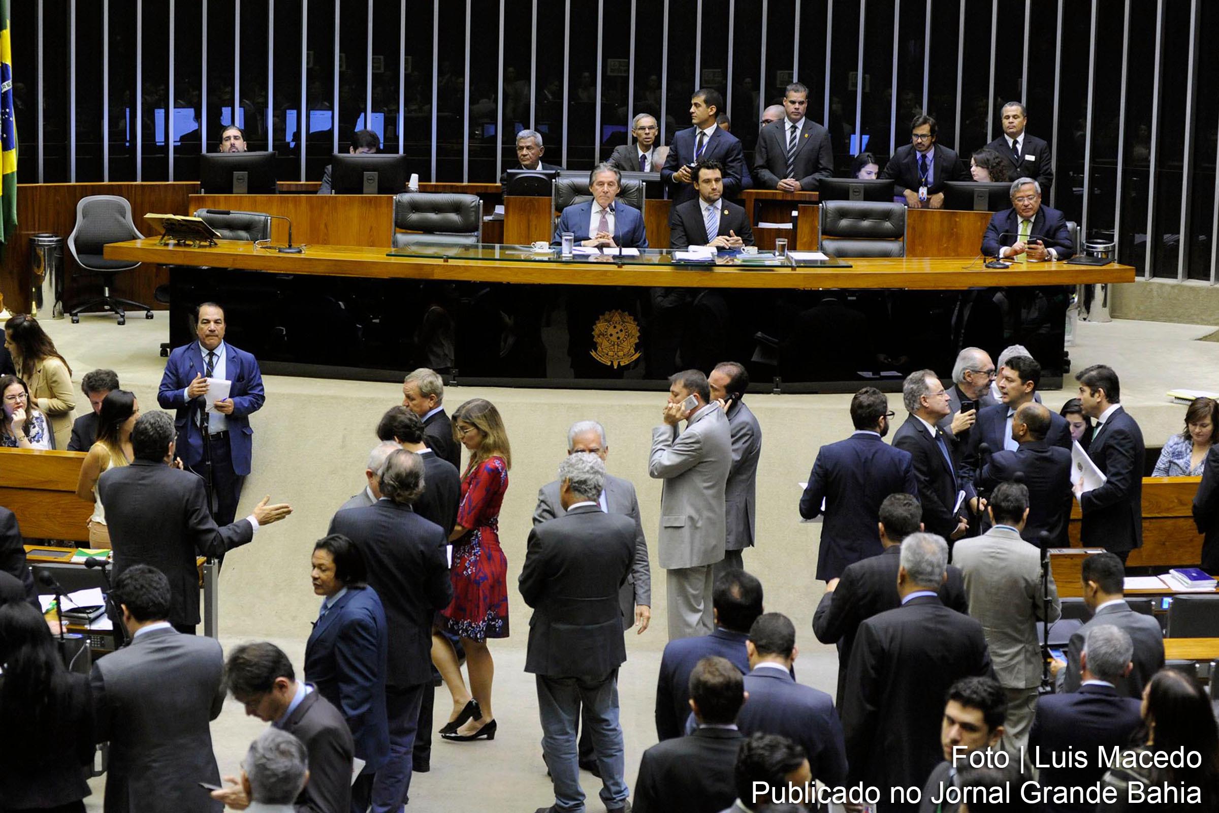 Sessão do Congresso Nacional presidida pelo senador Eunício Oliveira.