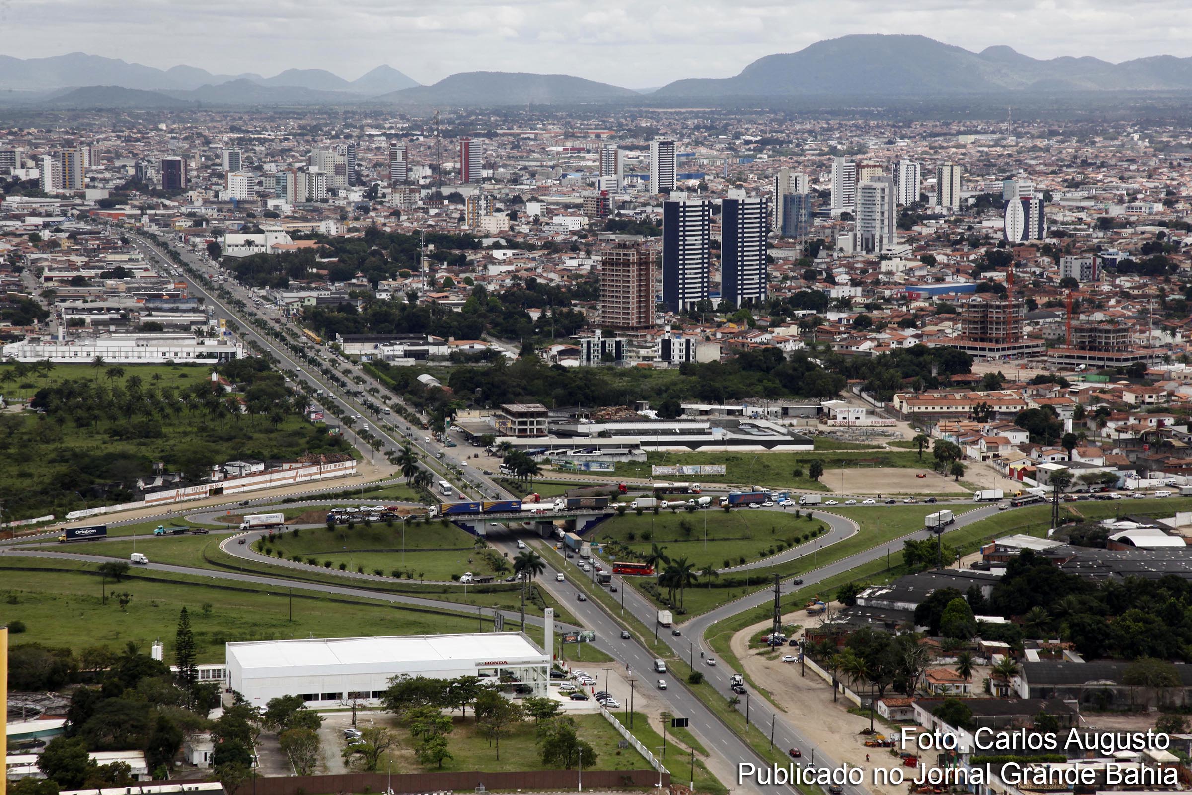 Vista aérea do viaduto sobre a BR 324 com Avenida Presidente Dutra, em Feira de Santana.