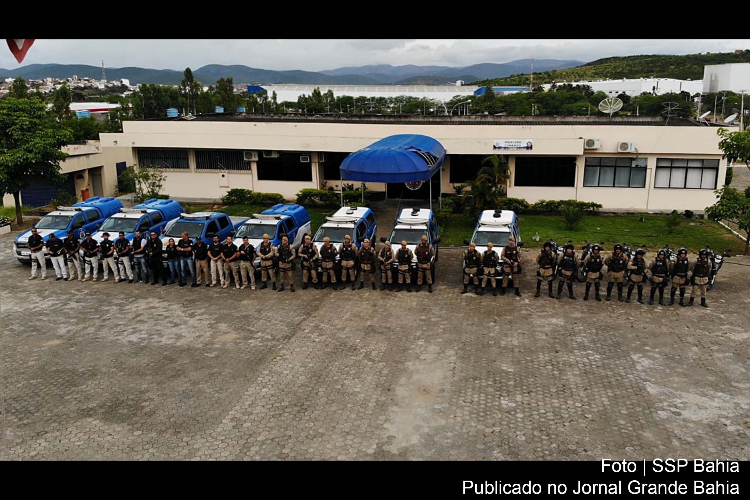 A operação contou com a participação de 34 policiais e 12 e foi realizada em vários bairros da cidade, com abordagens a veículos e pedestres.