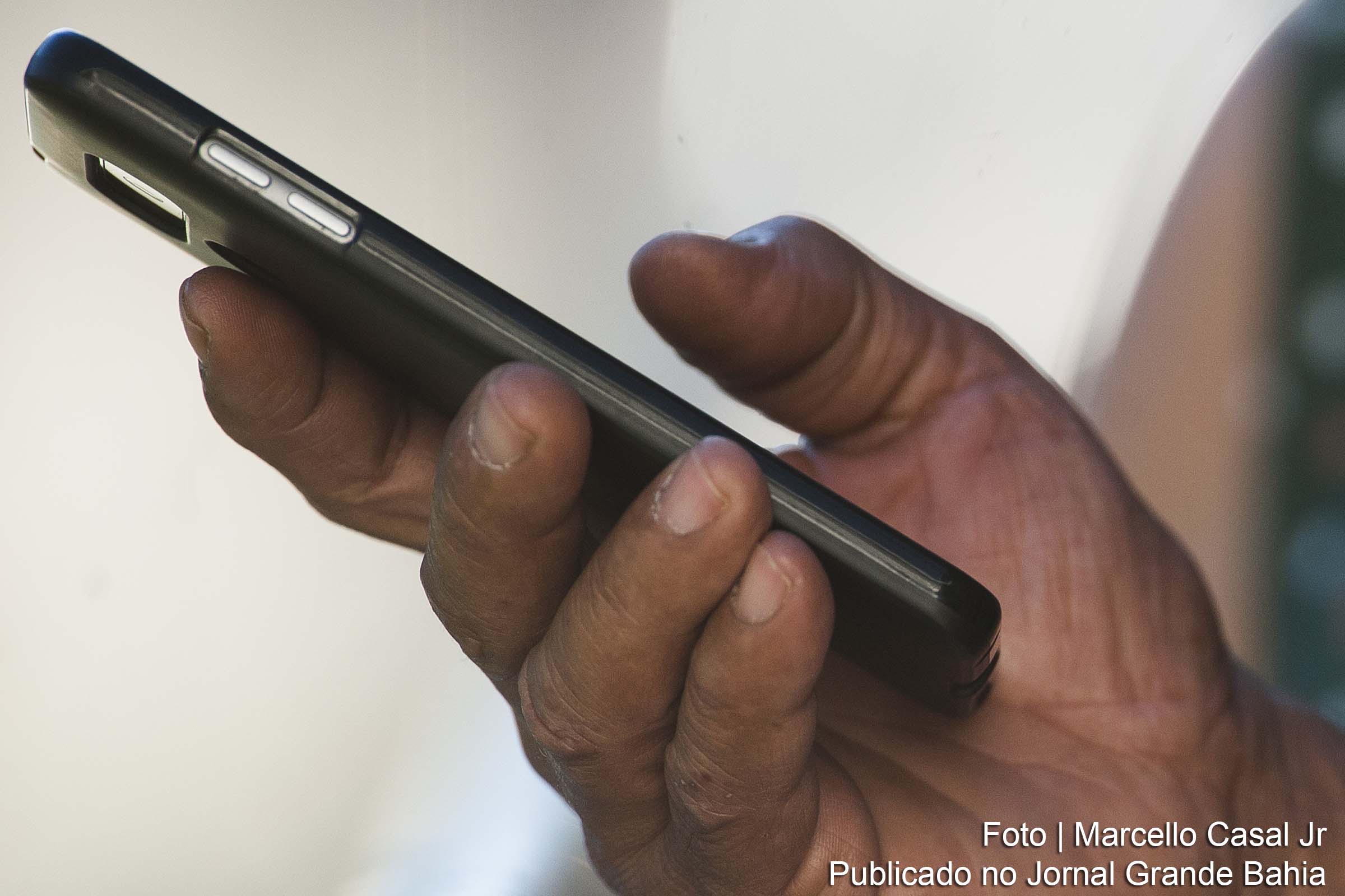 Anatel notifica usuários de 15 estados sobre bloqueio de celulares.