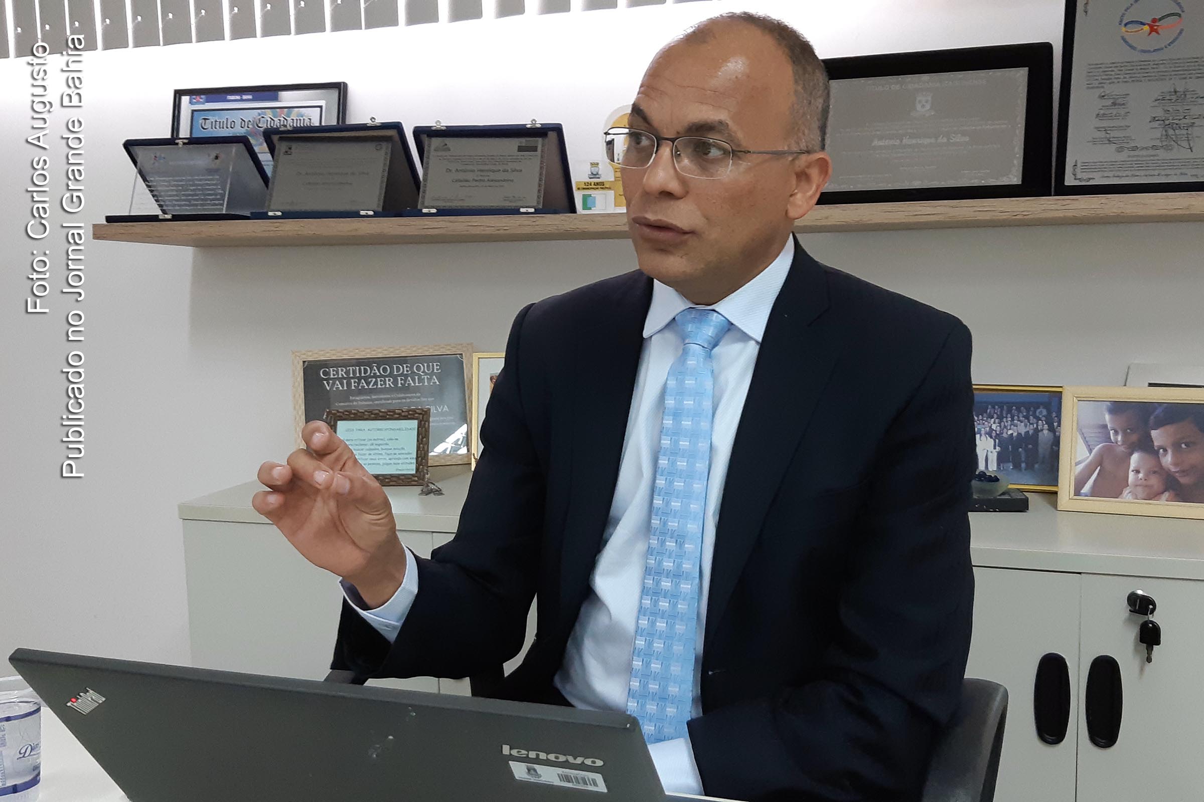 Juiz Antônio Henrique da Silva fasta o prefeito Humberto Gomes Ramos.