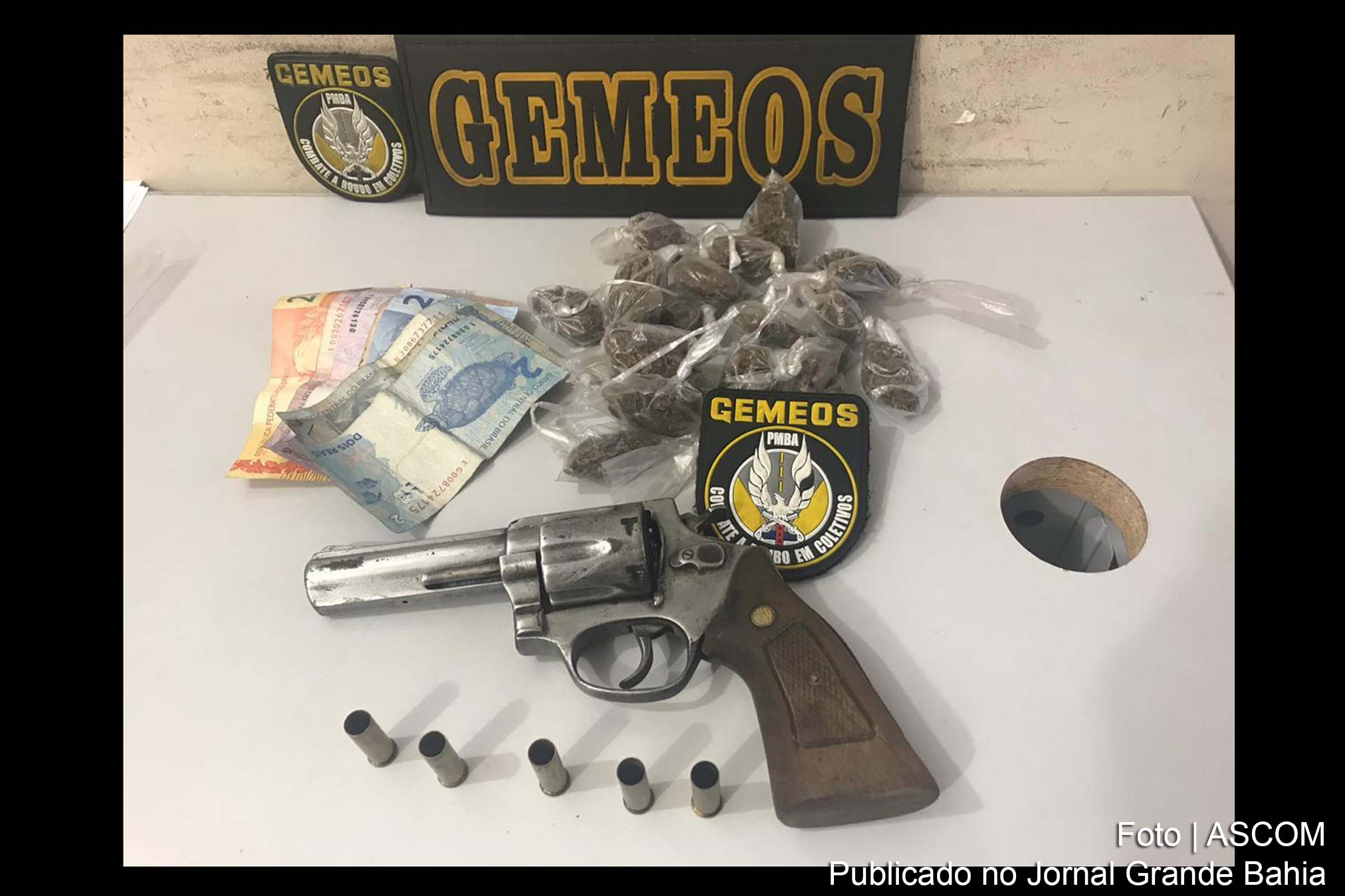 Armas, drogas, munições e dinheiro foram apreendidos pela Polícia Militar.