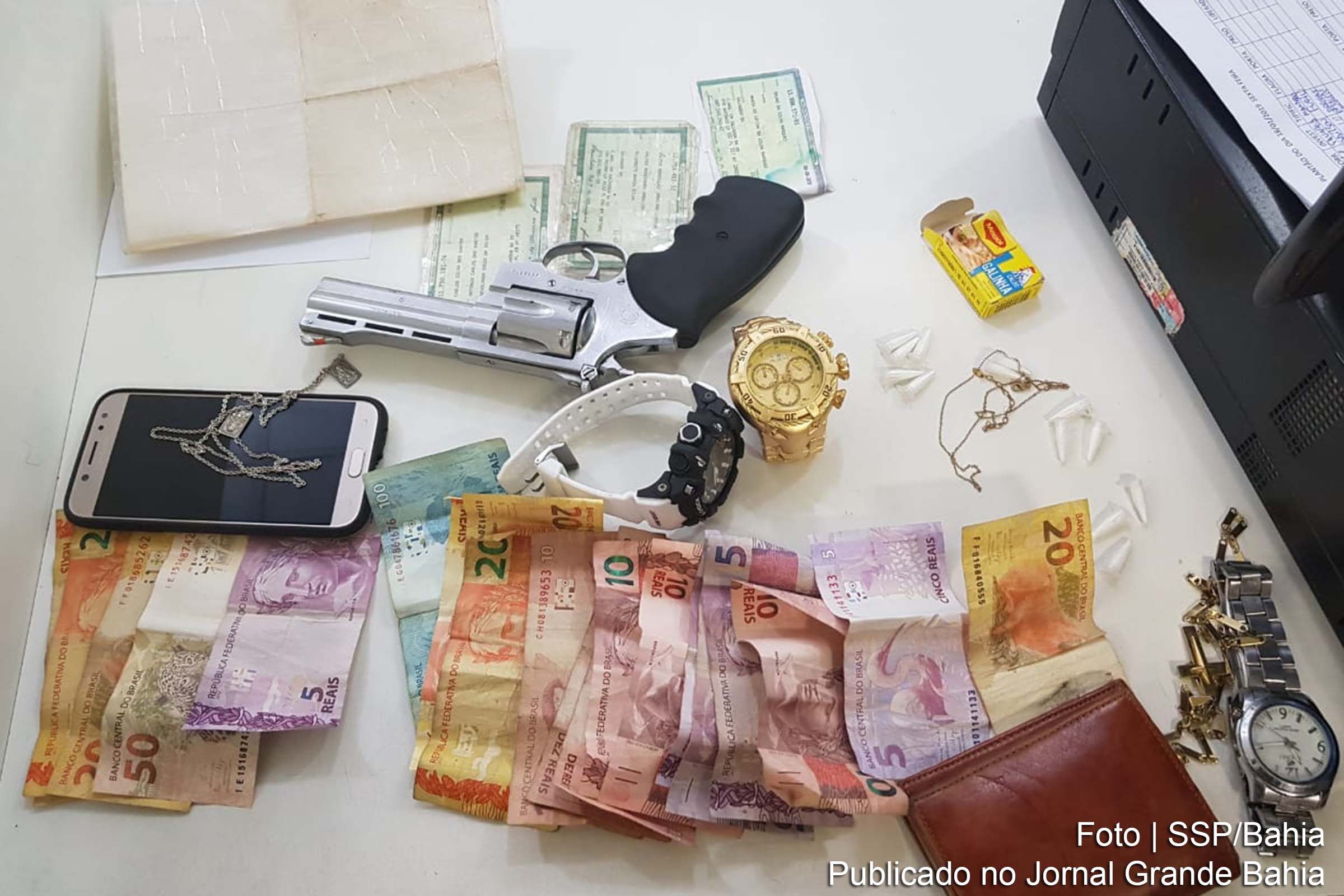 Armas,drogas,documentos,relógio,dinheiro, munições e celular foram apreendidos pela Polícia Militar Da Bahia.
