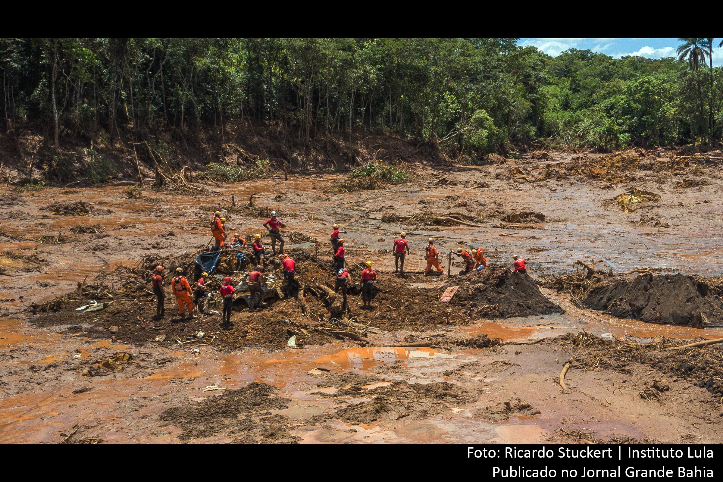 Bombeiros trabalham na localização de vítimas da tragédia no Município de Brumadinho em Minas Gerais.