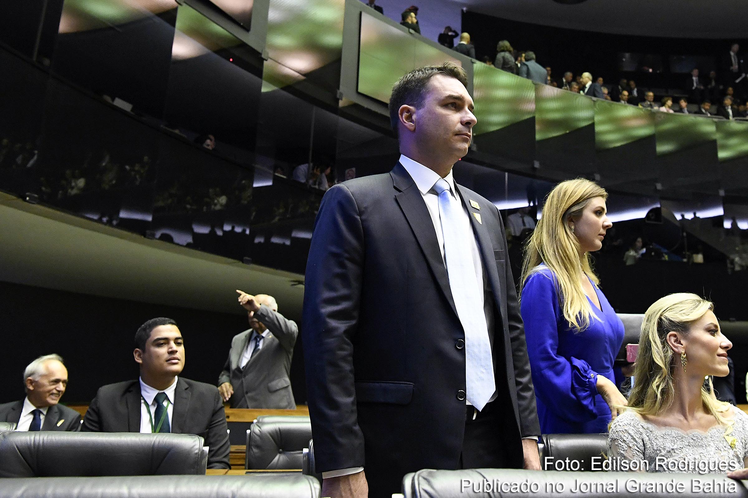 Juiz amplia quebra de sigilo e determina que a Receita Federal envie ao Ministério Público do Rio de Janeiro todas as notas fiscais efetuadas entre 2007 e 2018 pelo senador, por Fabrício Queiroz e outros sete alvos da investigação, ligadas ao senador Flávio Bolsonaro.
