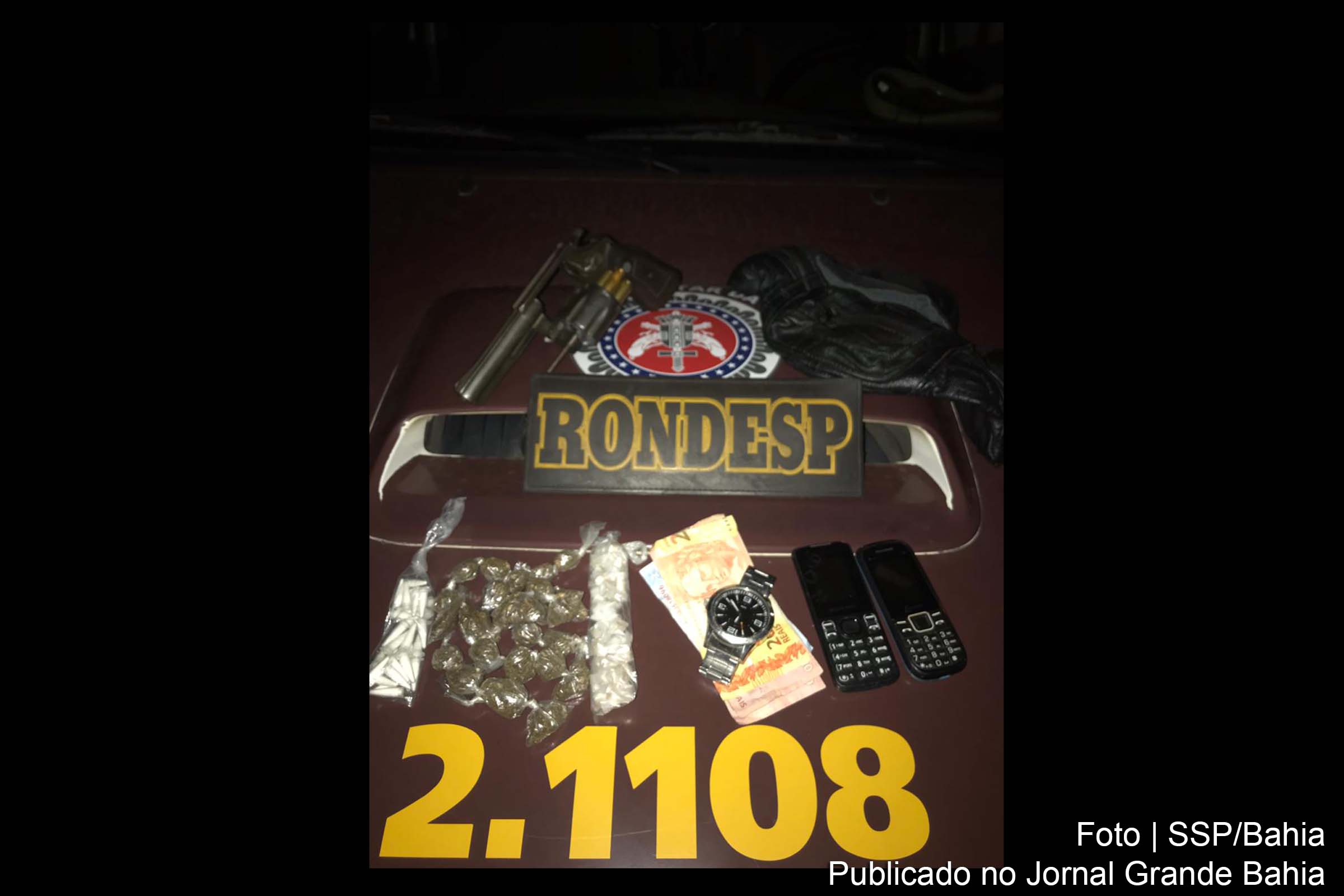Polícia apreende drogas.