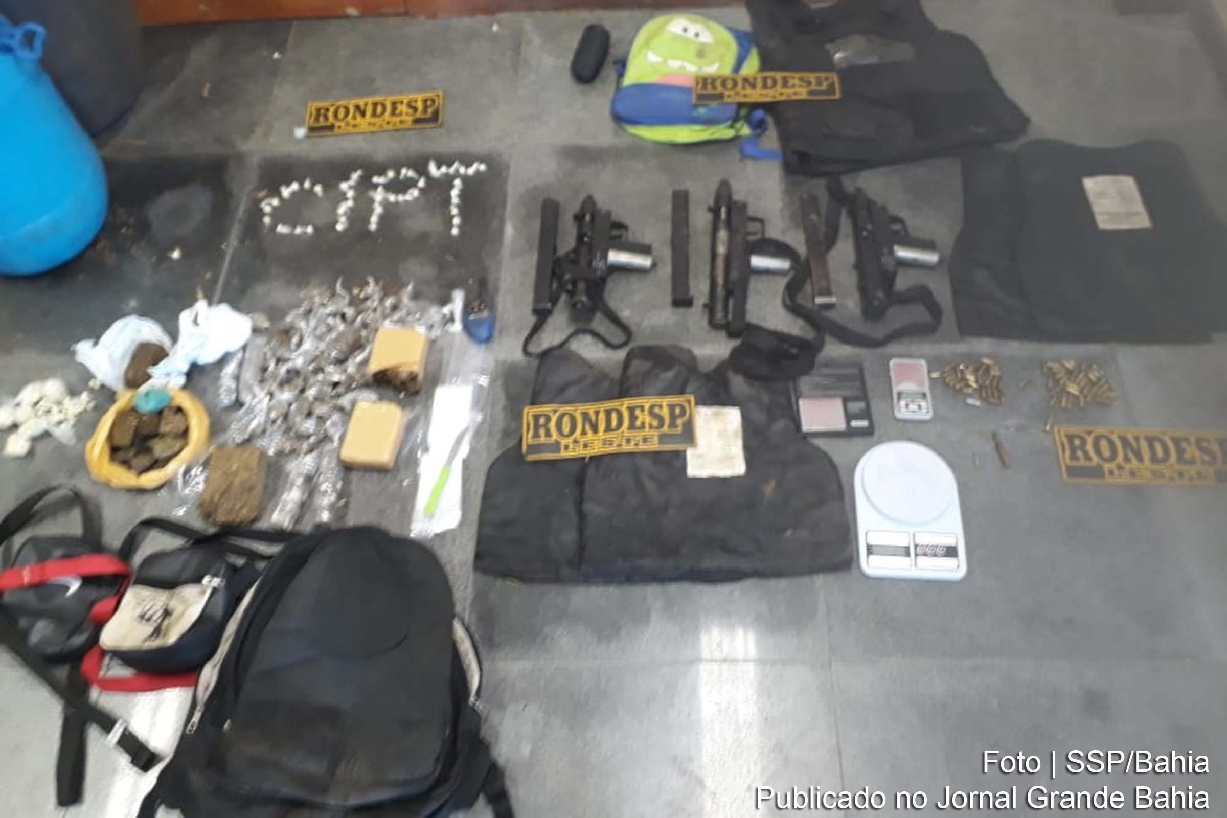 Foram apreendidas, pela Polícia Militar, três metralhadoras, drogas e matérias ilícitos com auxílio de drone.
