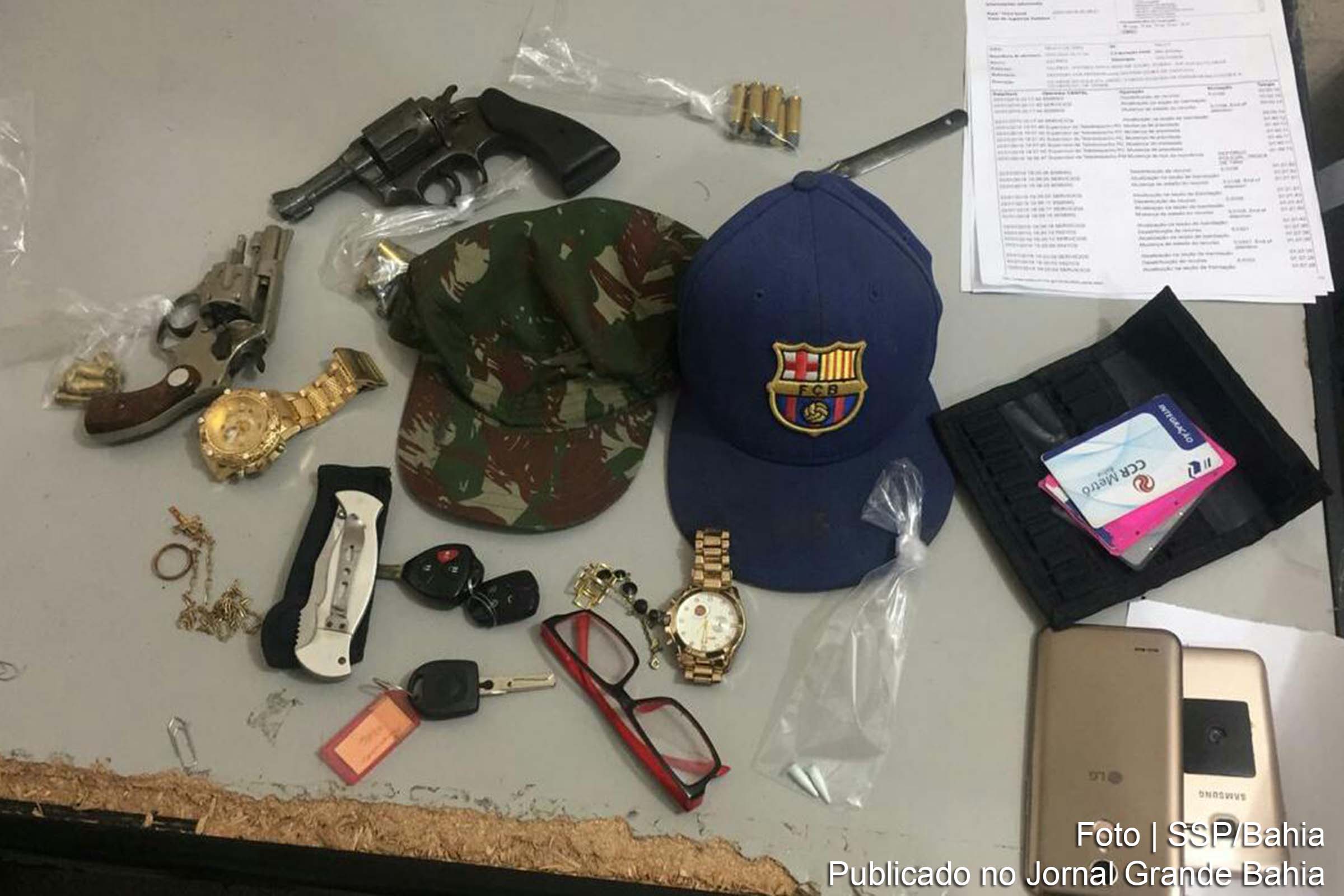 Foram apreendidos um canivete e dois revólveres calibres 38 e 32 respectivamente.