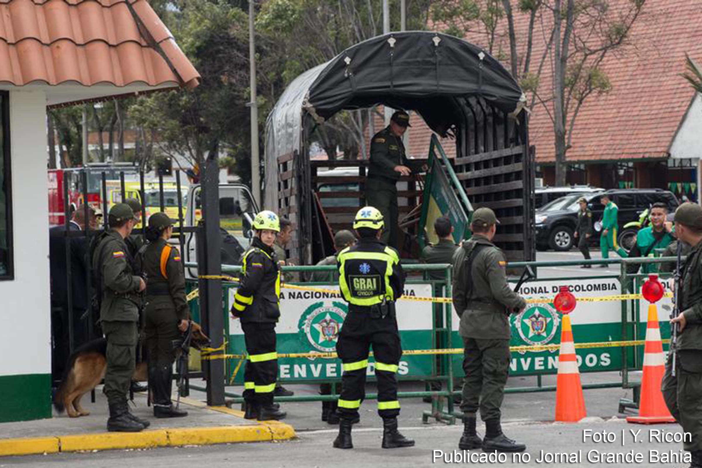 Forças de segurança protegem entrada do perímetro da escola de cadetes de Bogota, alvo de um ataque terrorista.