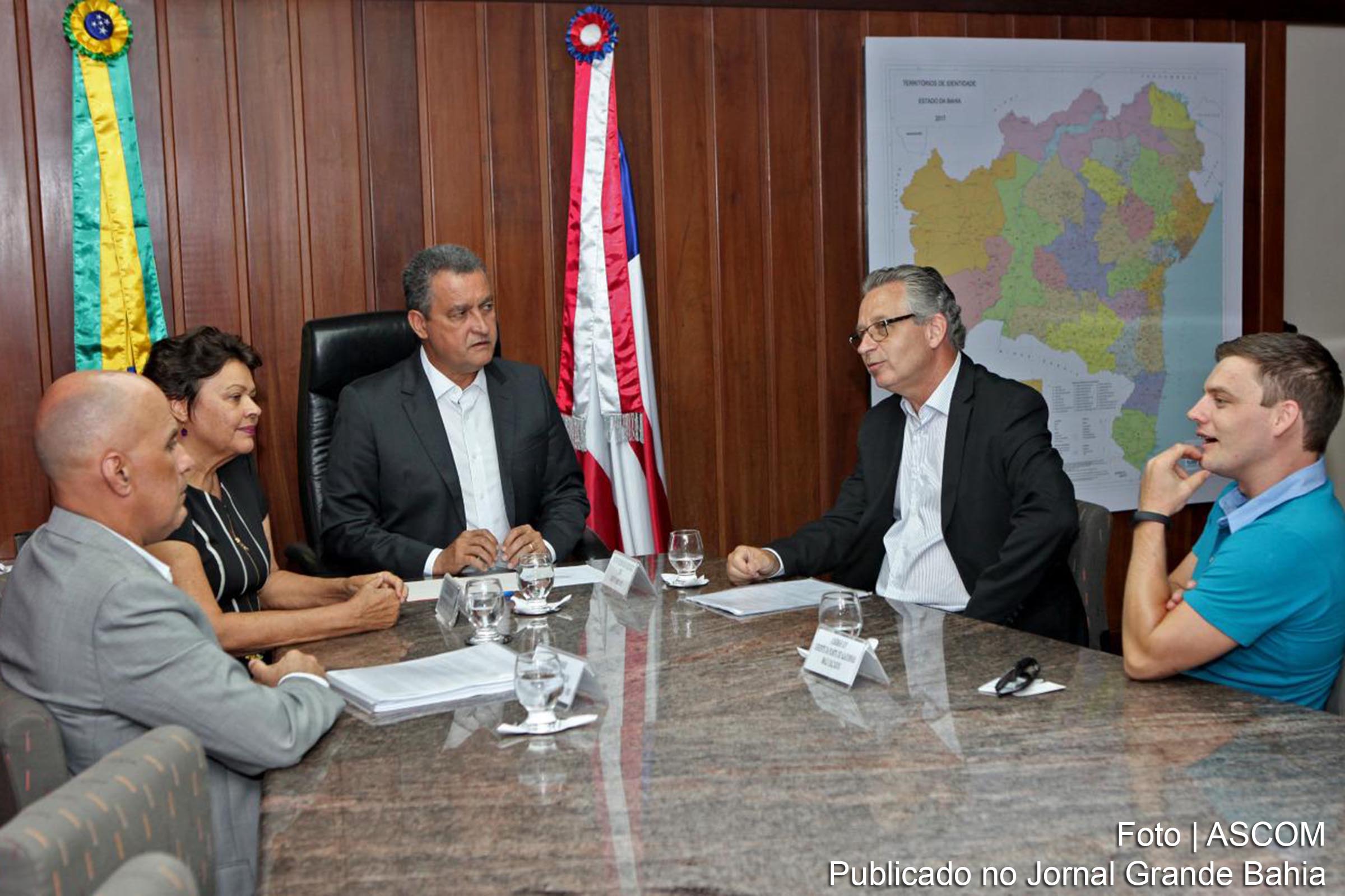 Governador Rui Costa e dirigentes da empresa Malu Calçados.