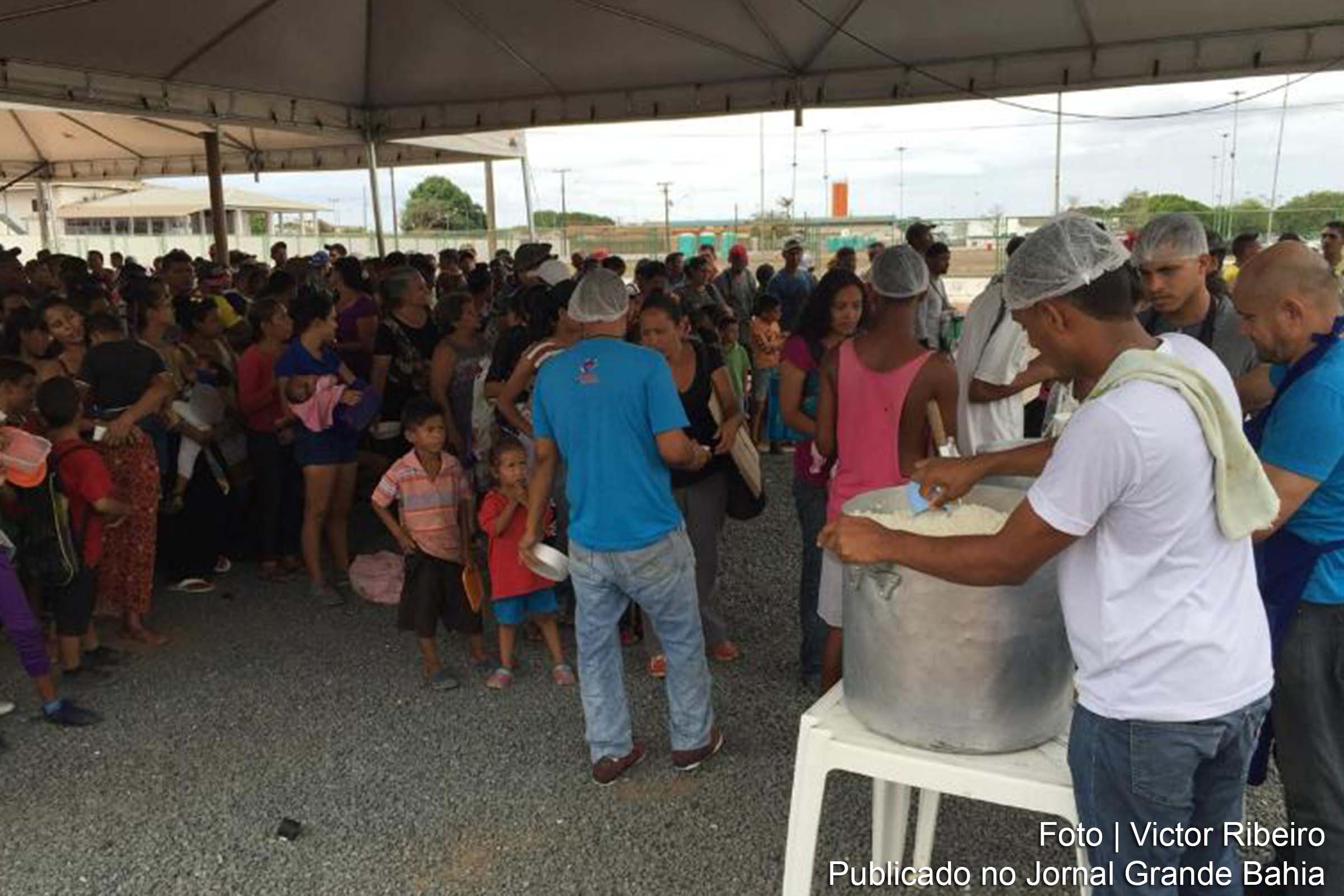 Imigrantes atendidos pela Operação Acolhida recebem comida em Boa Vista.