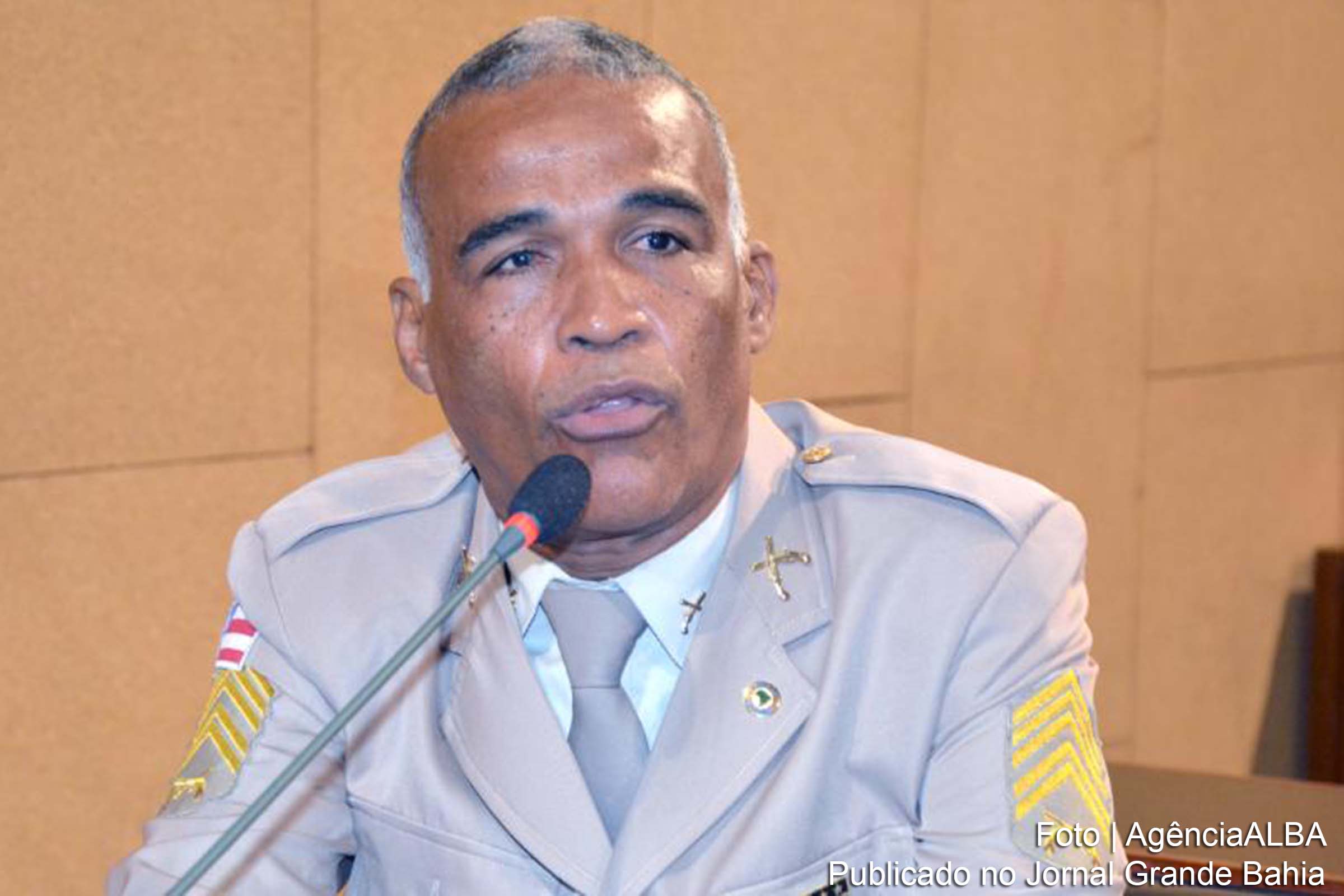 Manoel Isidório (Pastor Sargento Isidório): tal renúncia se dá por necessidade de amparo legal para buscar nas várias instâncias cabíveis e necessárias, o resgate de direitos promocionais de minha carreira policial militar.