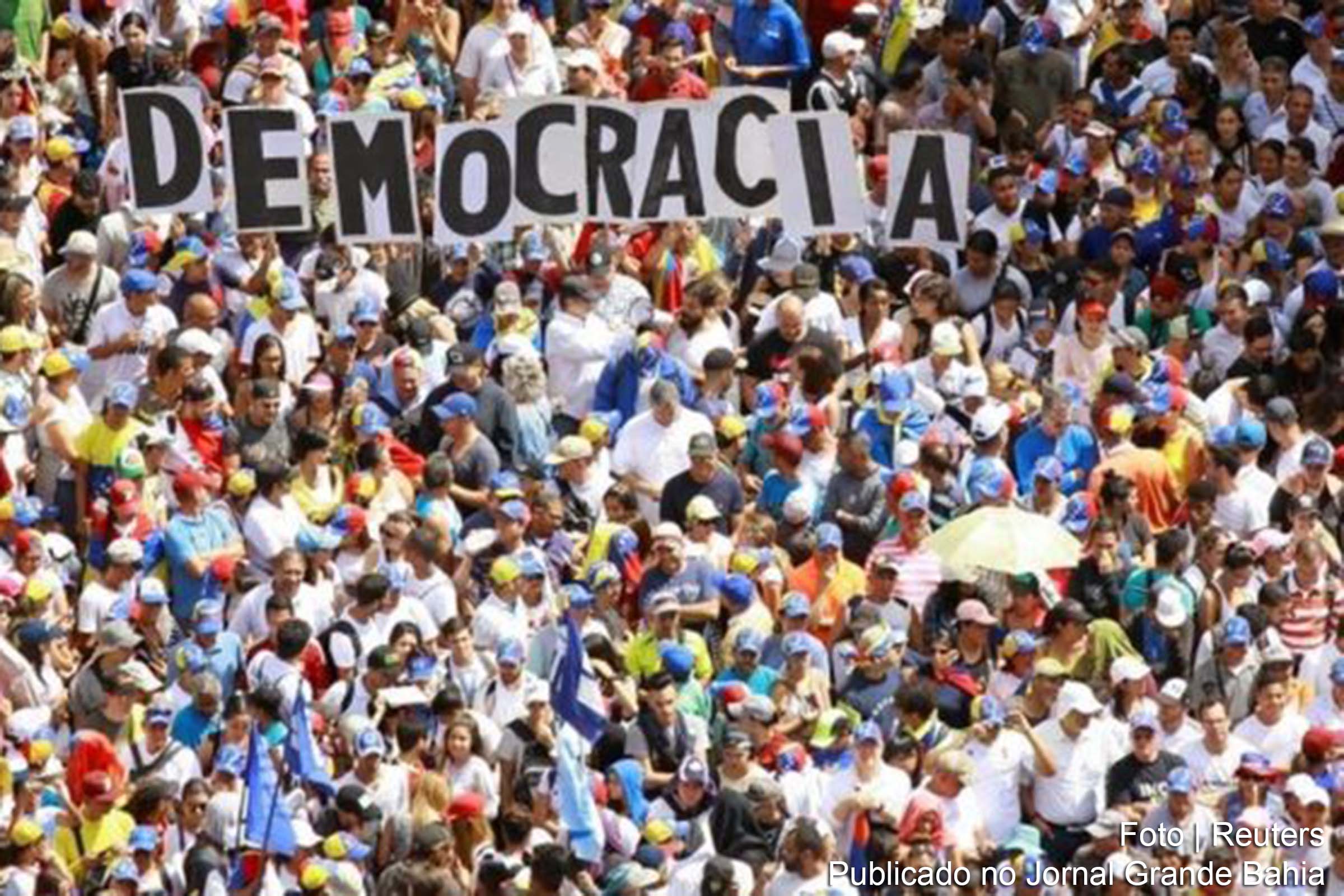 Milhares de manifestantes saíram às ruas contra o governo de Nicolás Maduro.