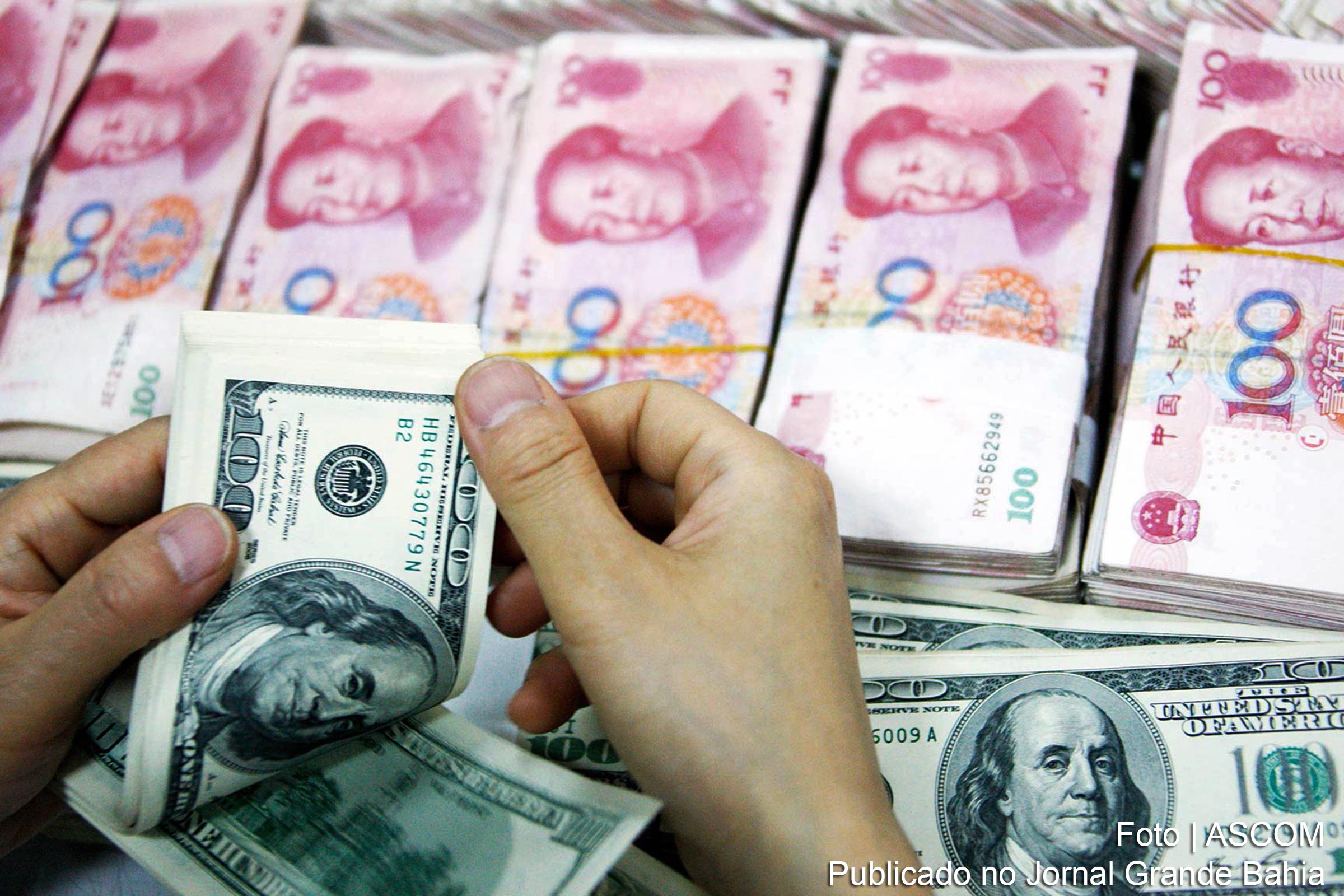 Moedas de dólar dos EUA e Yuan da China.