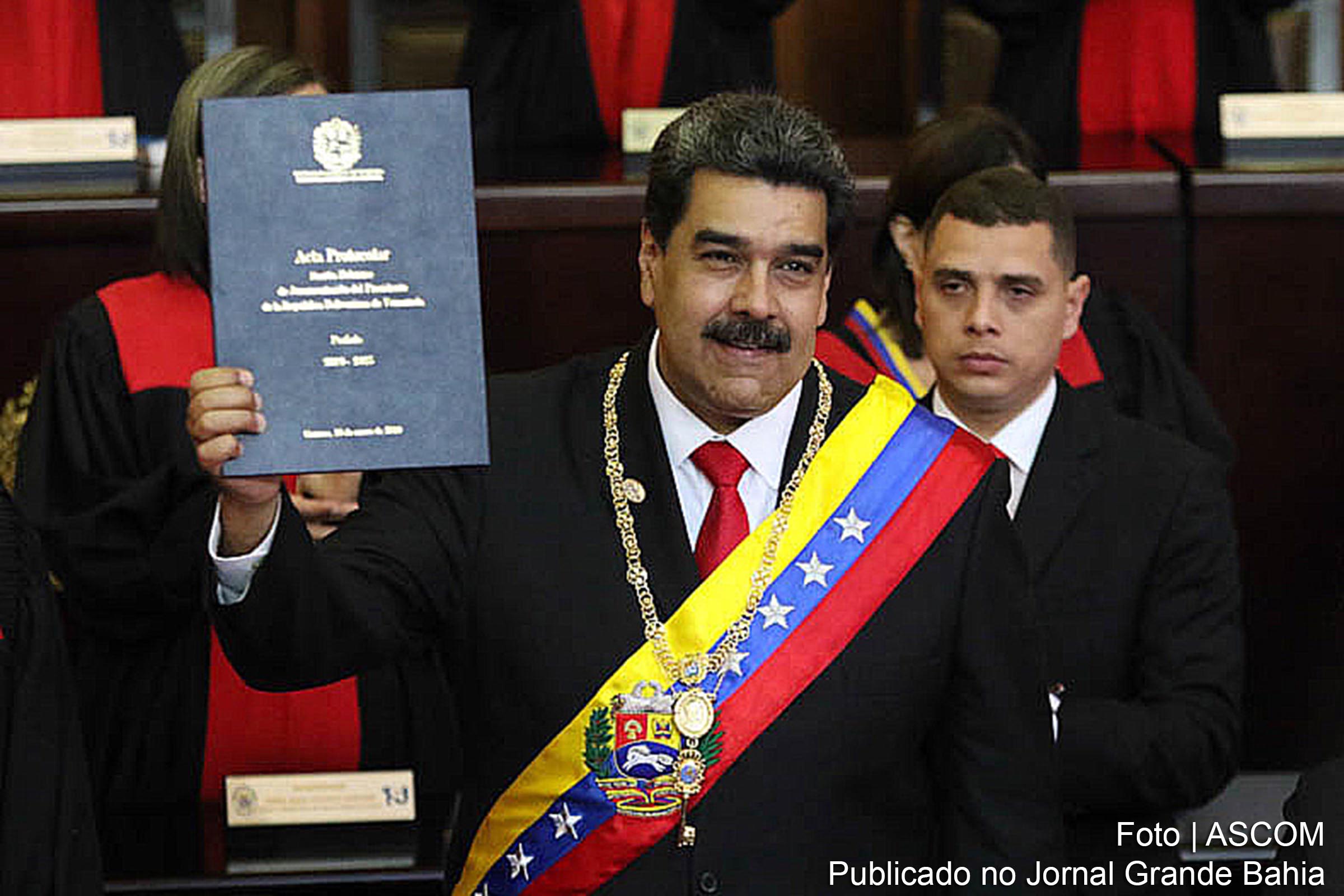 Nicolás Maduro Moros é empossado presidente da Venezuela.