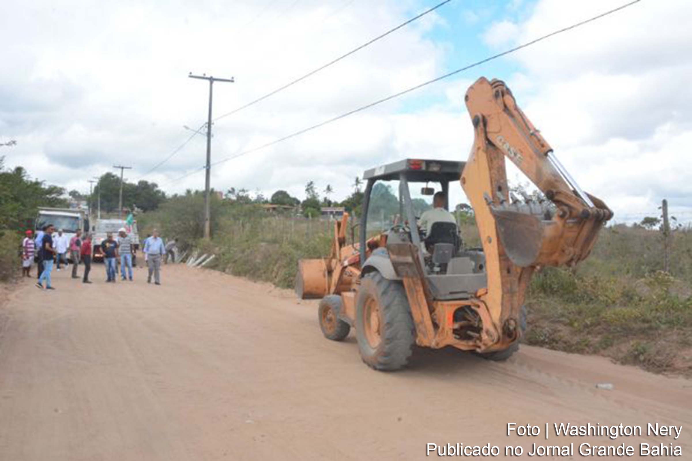 Obras de pavimentação da estrada da Terra Dura, no distrito de Humildes.