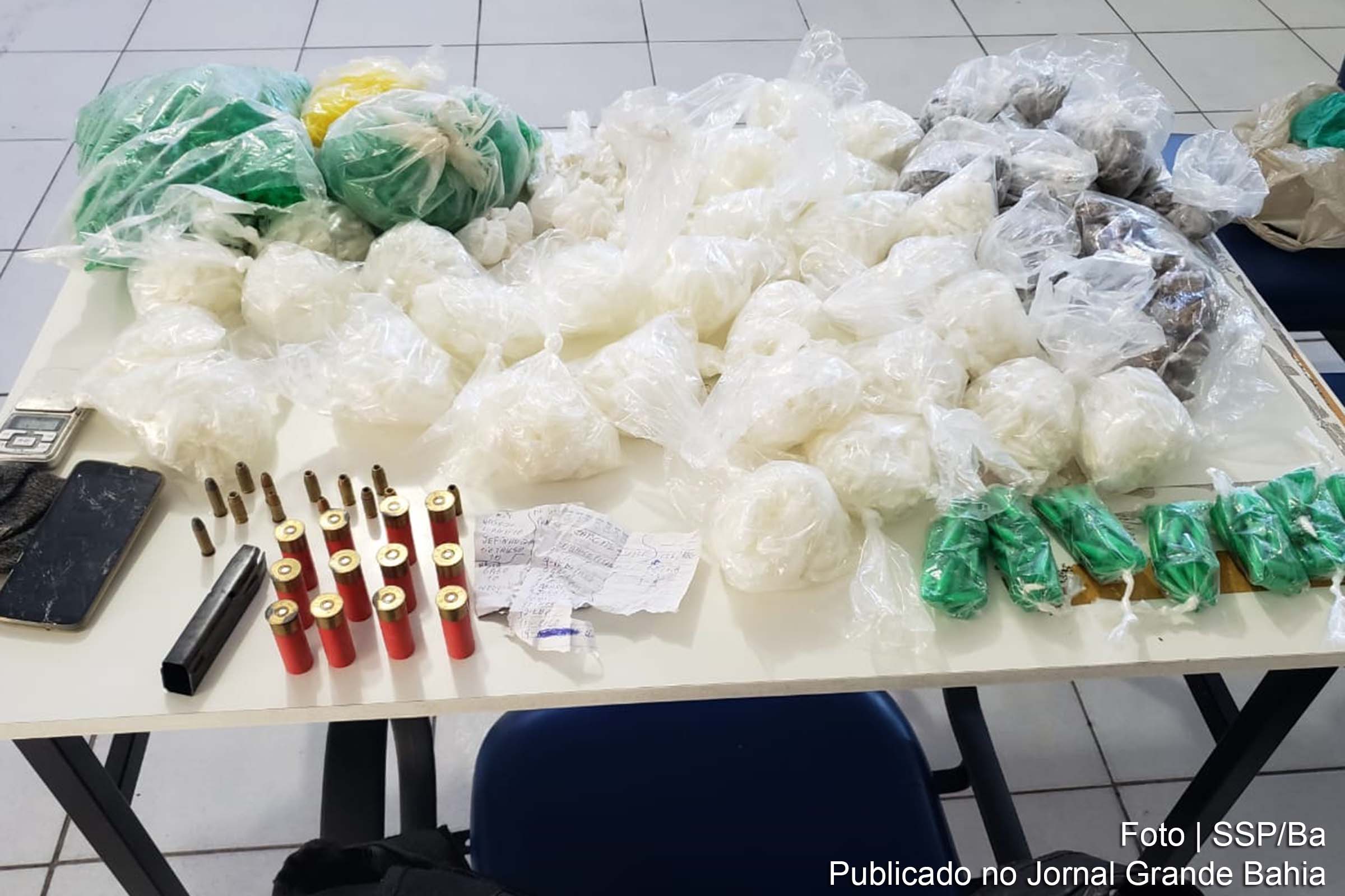 Policia apreende drogas, munições e celular.