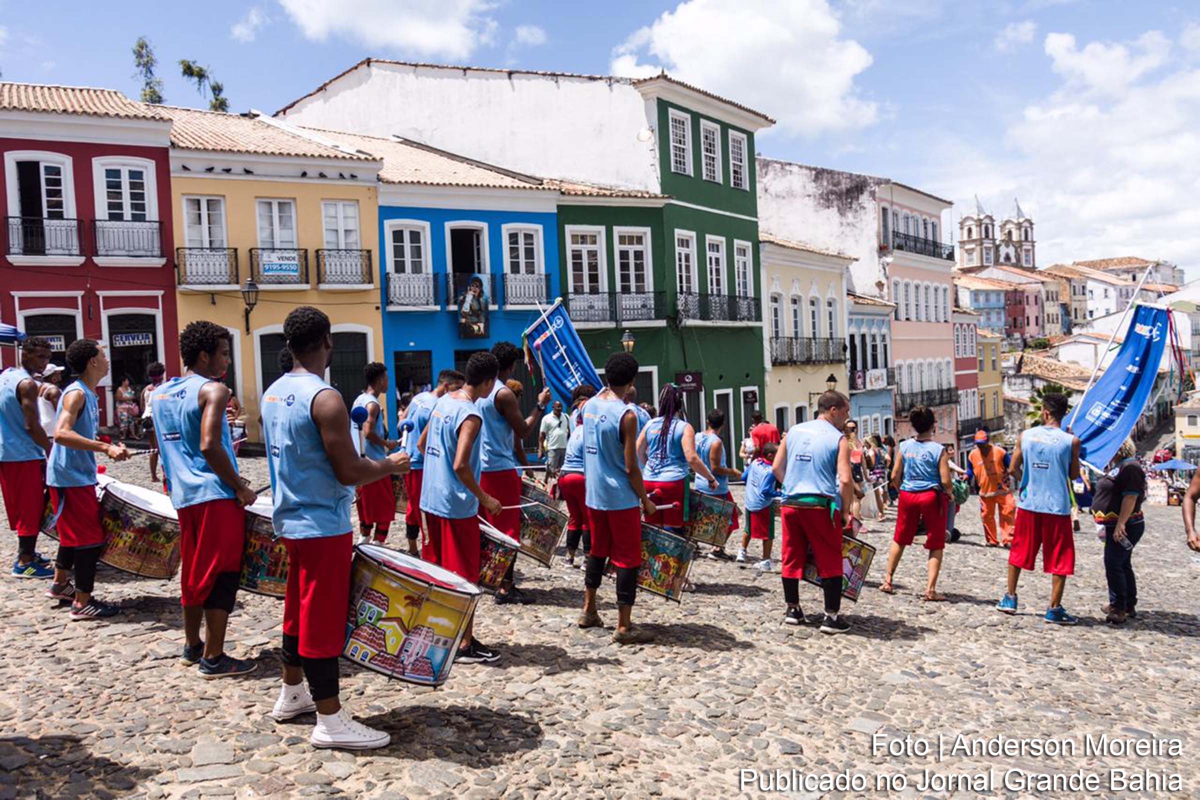 Esta é uma ação de caráter artístico e social, e volta a marcar presença com o circuito itinerante de grupos de percussão, tocando no Largo do Pelourinho.