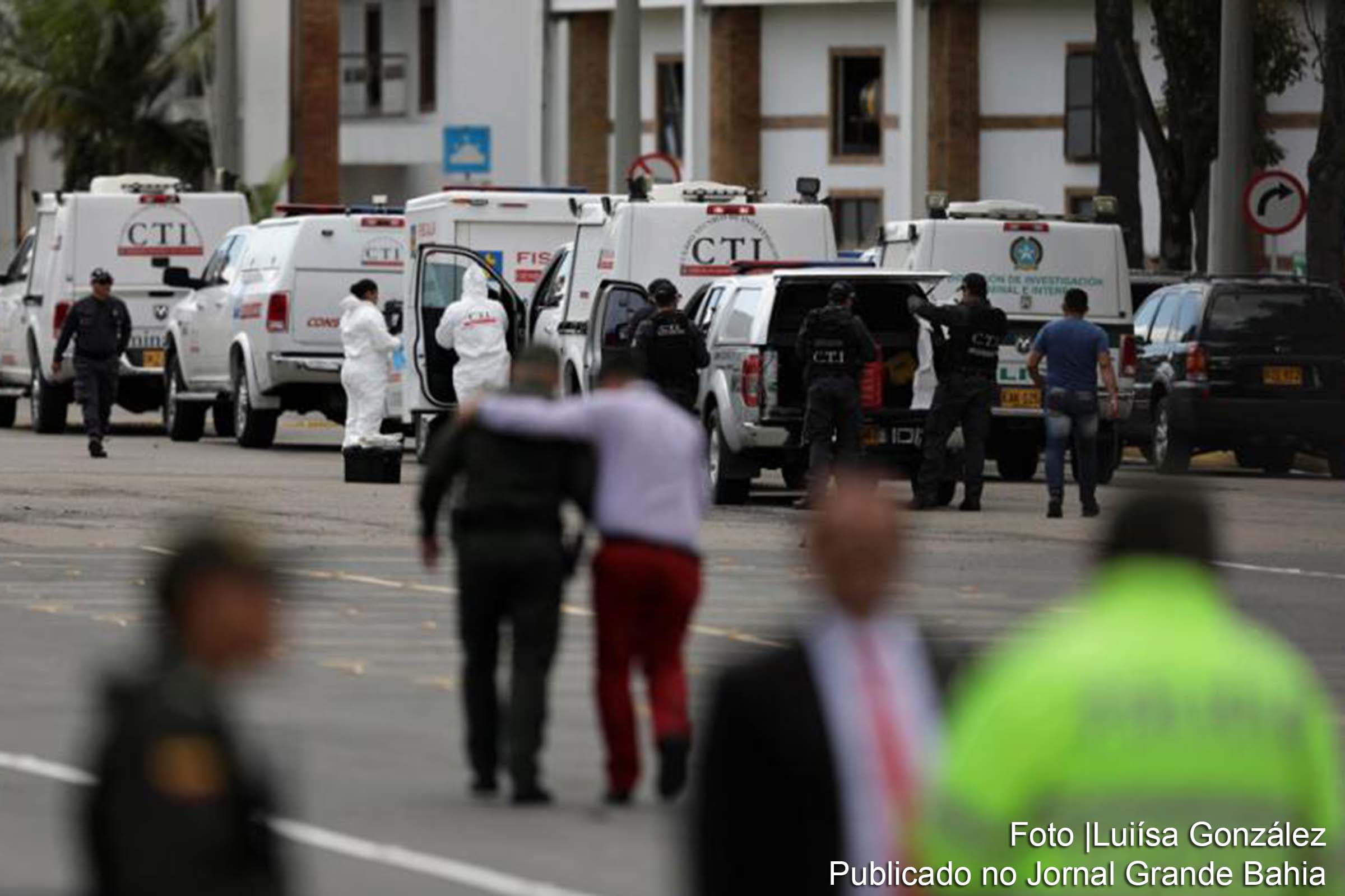 O número de vítimas da explosão de um veículo em frente à Escola Geral de Cadetes Santander em Bogotá, Colômbia.