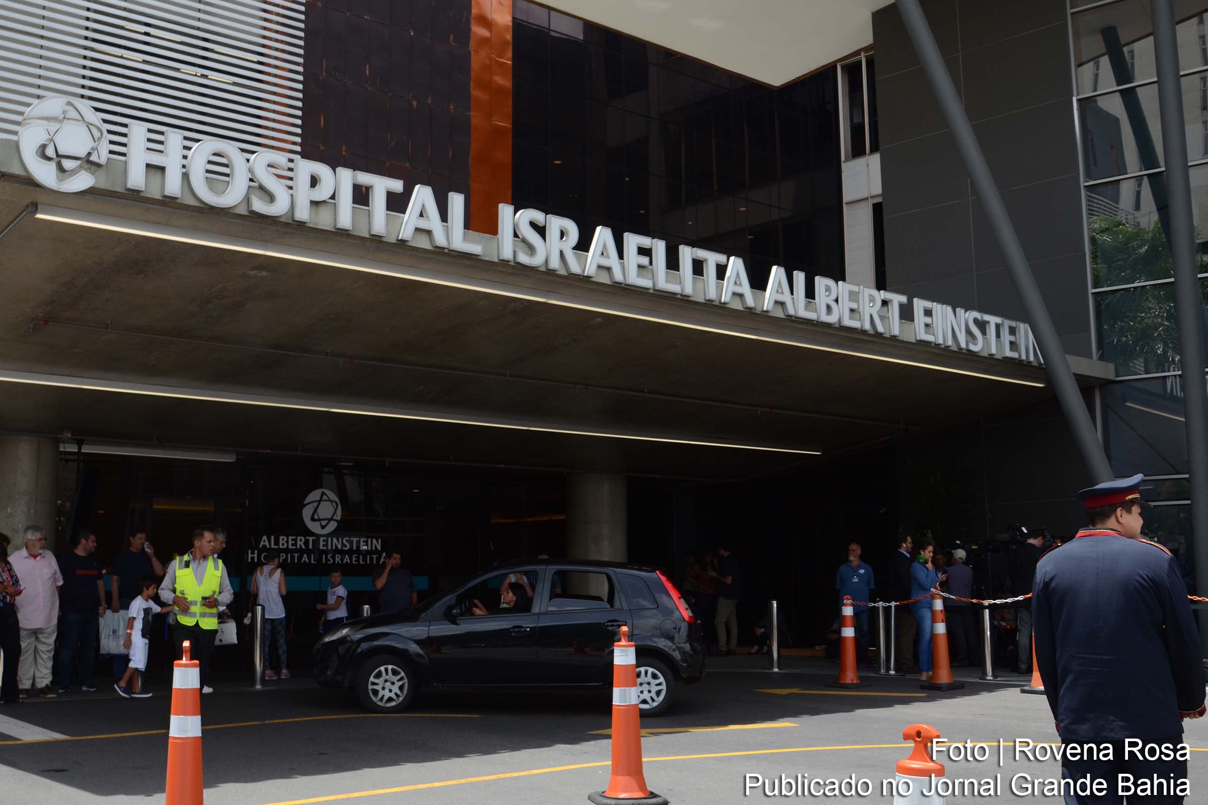 A cirurgia de retirada da bolsa de colostomia e reconstrução do trânsito intestinal do presidente Jair Bolsonaro terminou por volta das 15h30, com êxito, no Hospital Israelita Albert Einstein.