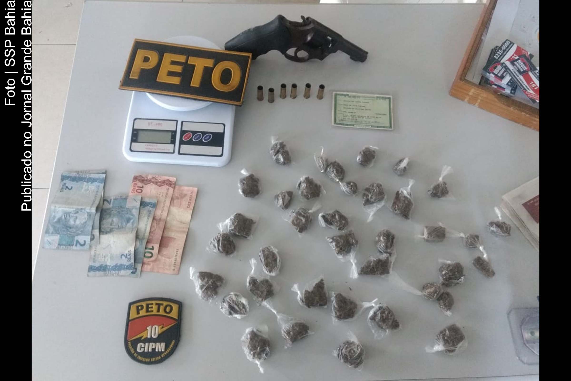 Um revólver calibre 38, munições, 37 trouxas de maconha, uma balança e uma folha de papel com anotações sobre as vendas de entorpecentes foram apreendidos pela Polícia Militar da Bahia.