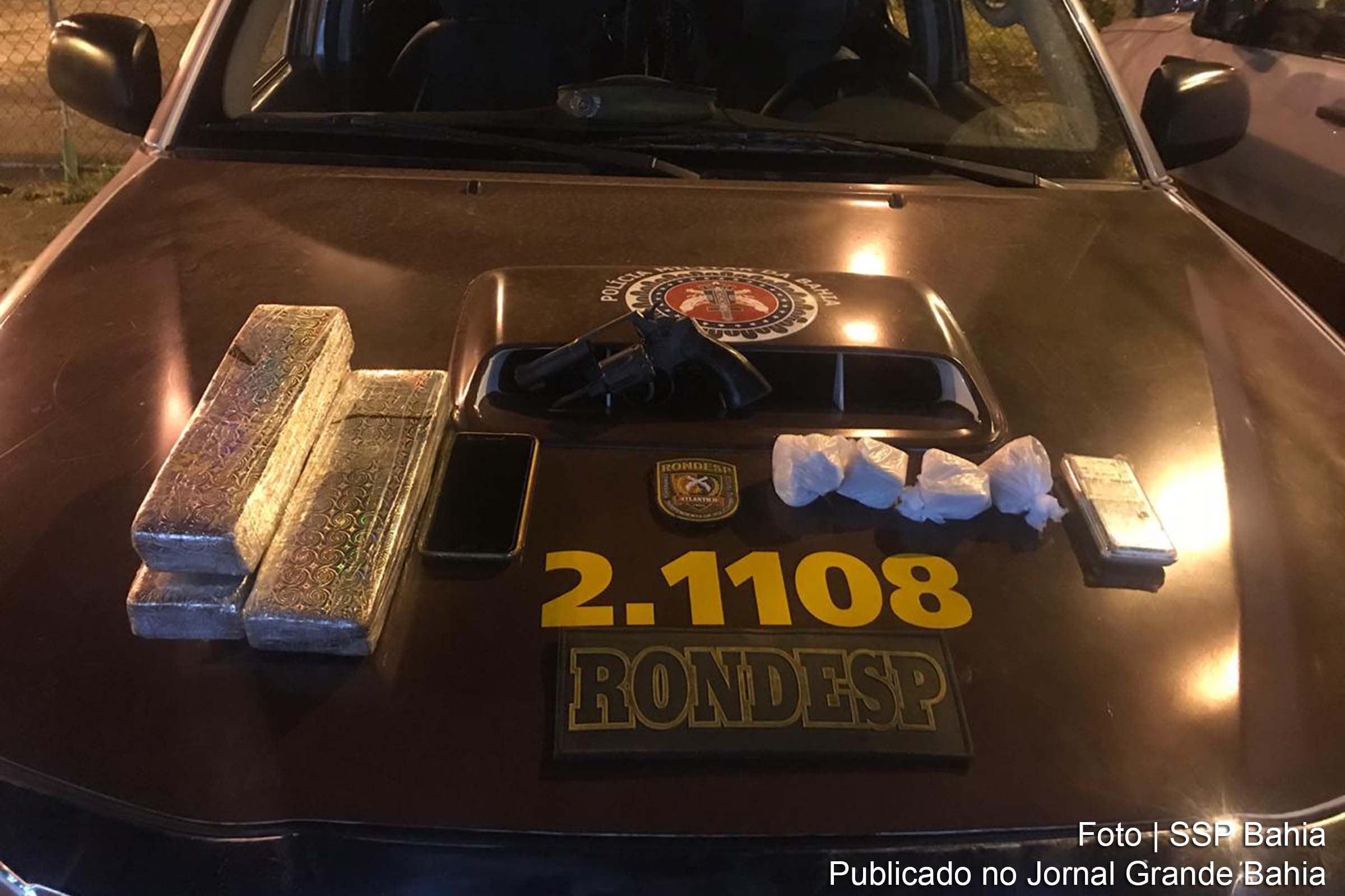 Um revólver calibre 38 com numeração suprimida, seis munições para o mesmo calibre, três tabletes de maconha, quatro pedras grandes de crack, uma balança e embalagens para acondicionar as drogas foram apreendidas pela Polícia Militar da Bahia.