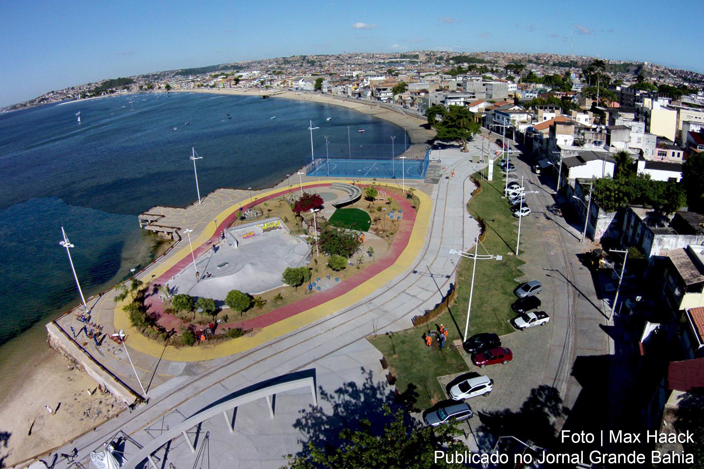 Vista aérea da orla do Bairro da Ribeira, situada no subúrbio de Salvador.