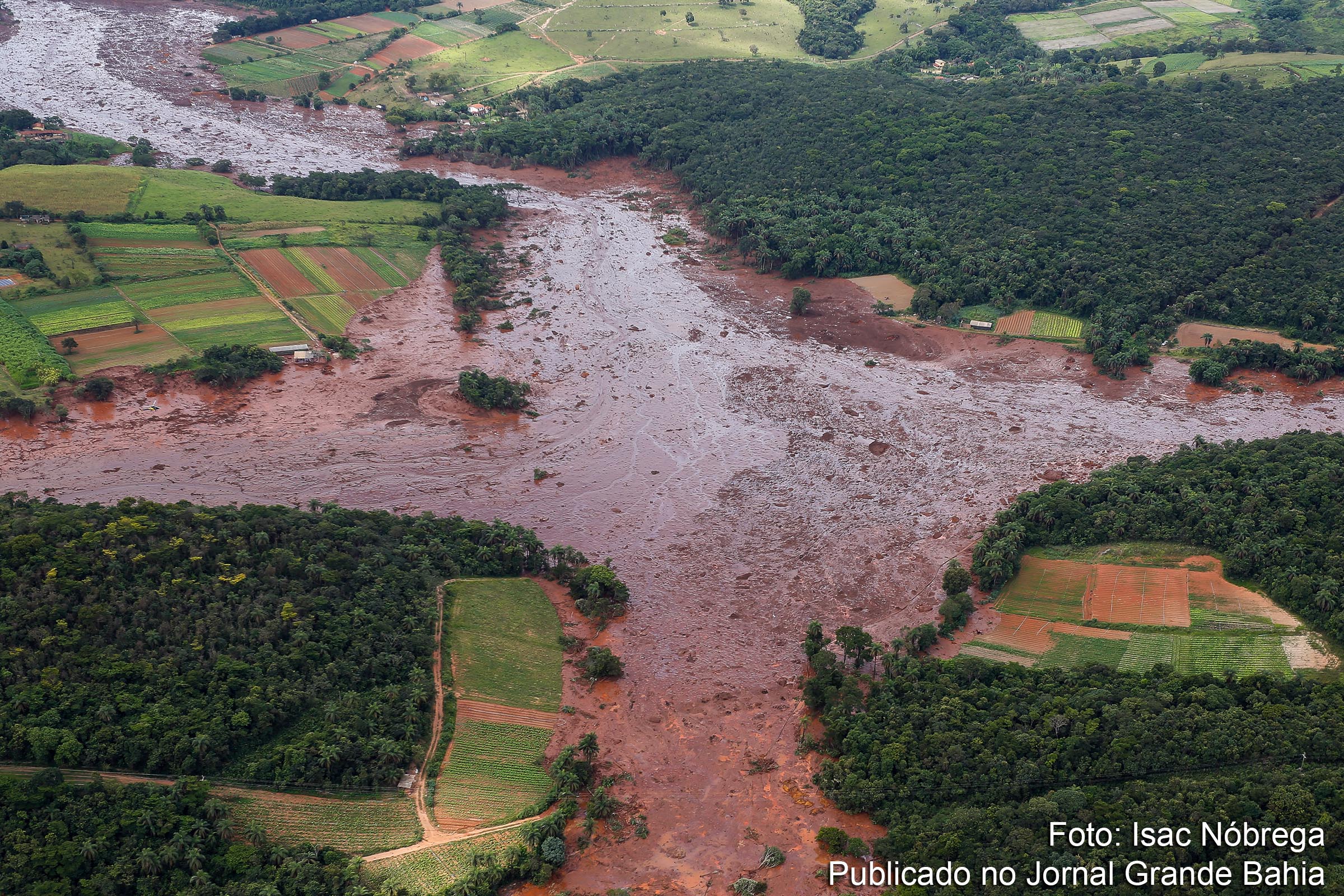 Vista aérea de dano ambiental causado pelo rompimento da barragem da Mina Córrego do Feijão, de propriedade da empresa Vale, situada em Brumadinho, Minas Gerais. Degradação ambiental compromete Rio Paraopeba.