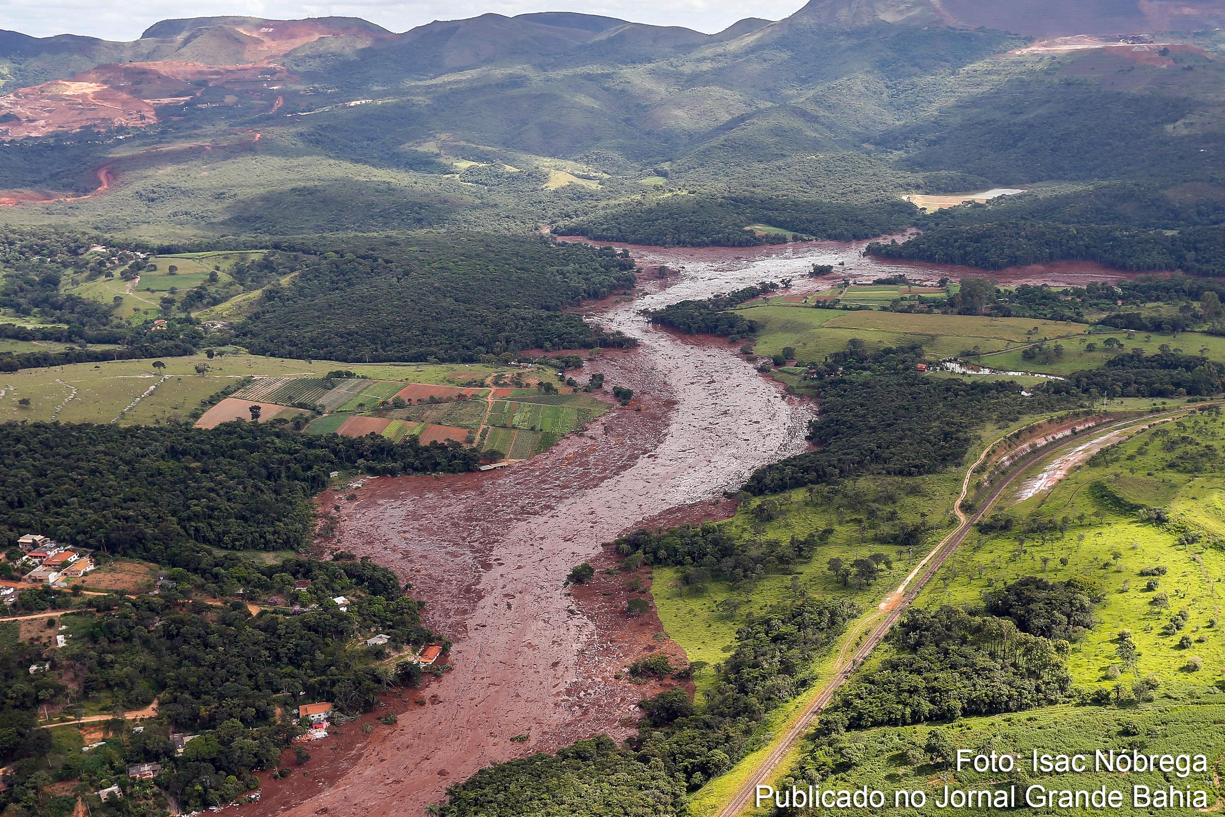 Vista aérea do dano ambiental causado pelo rompimento da barragem da Mina Córrego do Feijão, de propriedade da empresa Vale, situada em Brumadinho, Minas Gerais. Degradação ambiental compromete Rio Paraopeba. Tragédia é avaliada como ato de genocídio contra a população e a natureza.