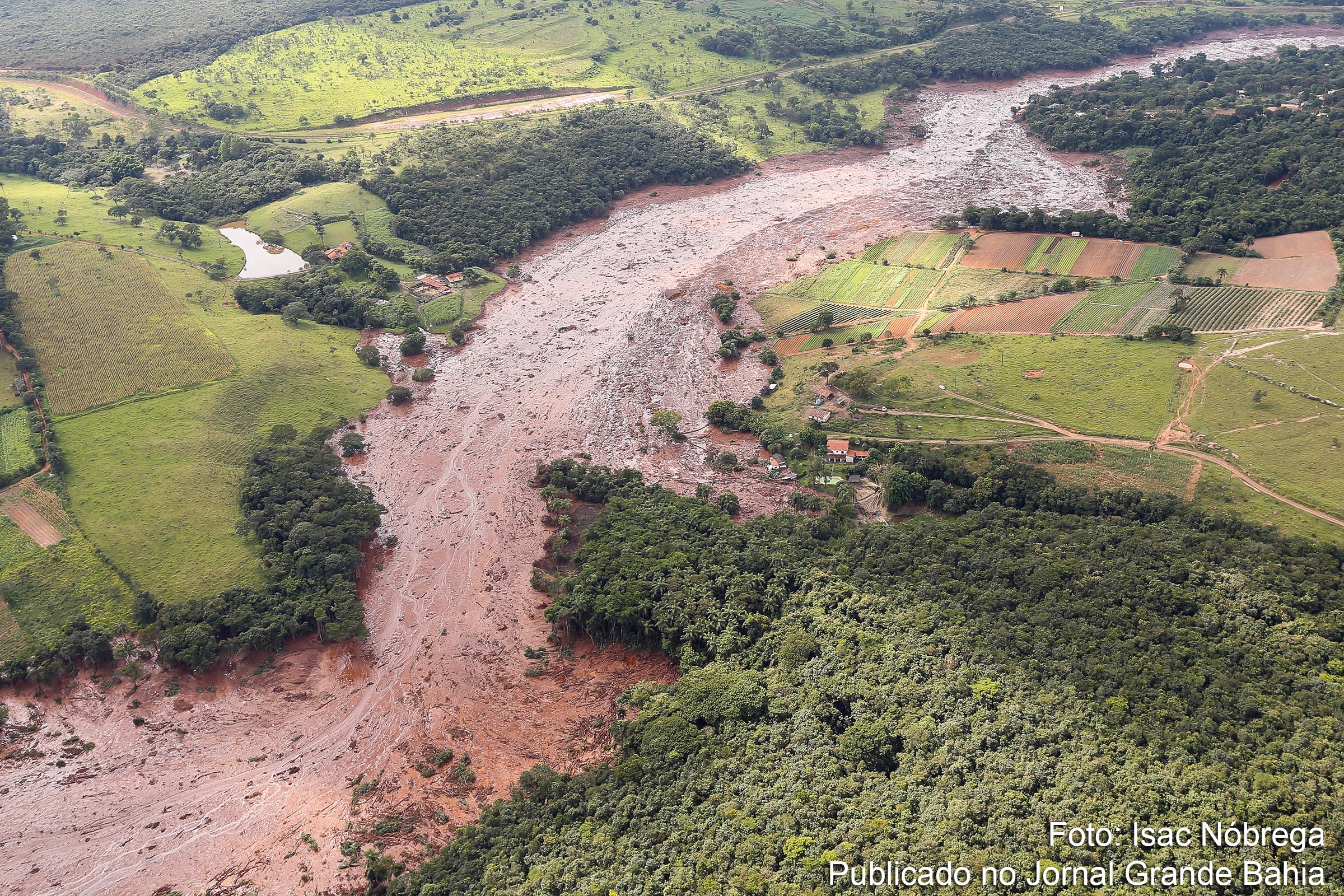 Vista aérea do dano ambiental causado pelo rompimento da barragem Mina Córrego do Feijão, de propriedade da empresa Vale, situada em Brumadinho, Minas Gerais. Degradação ambiental compromete Rio Paraopeba. Tragédia é avaliada como ato de genocídio contra a população e a natureza.