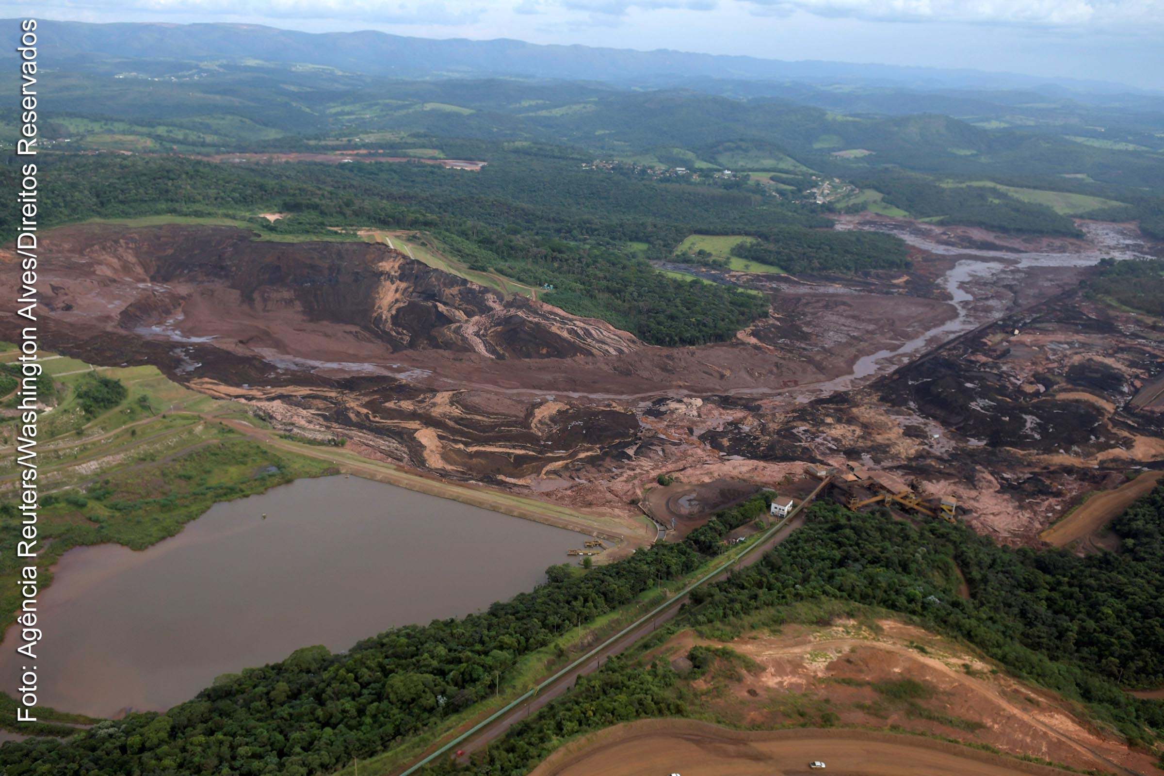 Vista aérea de dano ambiental causado pelo rompimento da barragem Mina Córrego do Feijão, de propriedade da empresa Vale, situada em Brumadinho, Minas Gerais. Degradação ambiental compromete Rio Paraopeba.