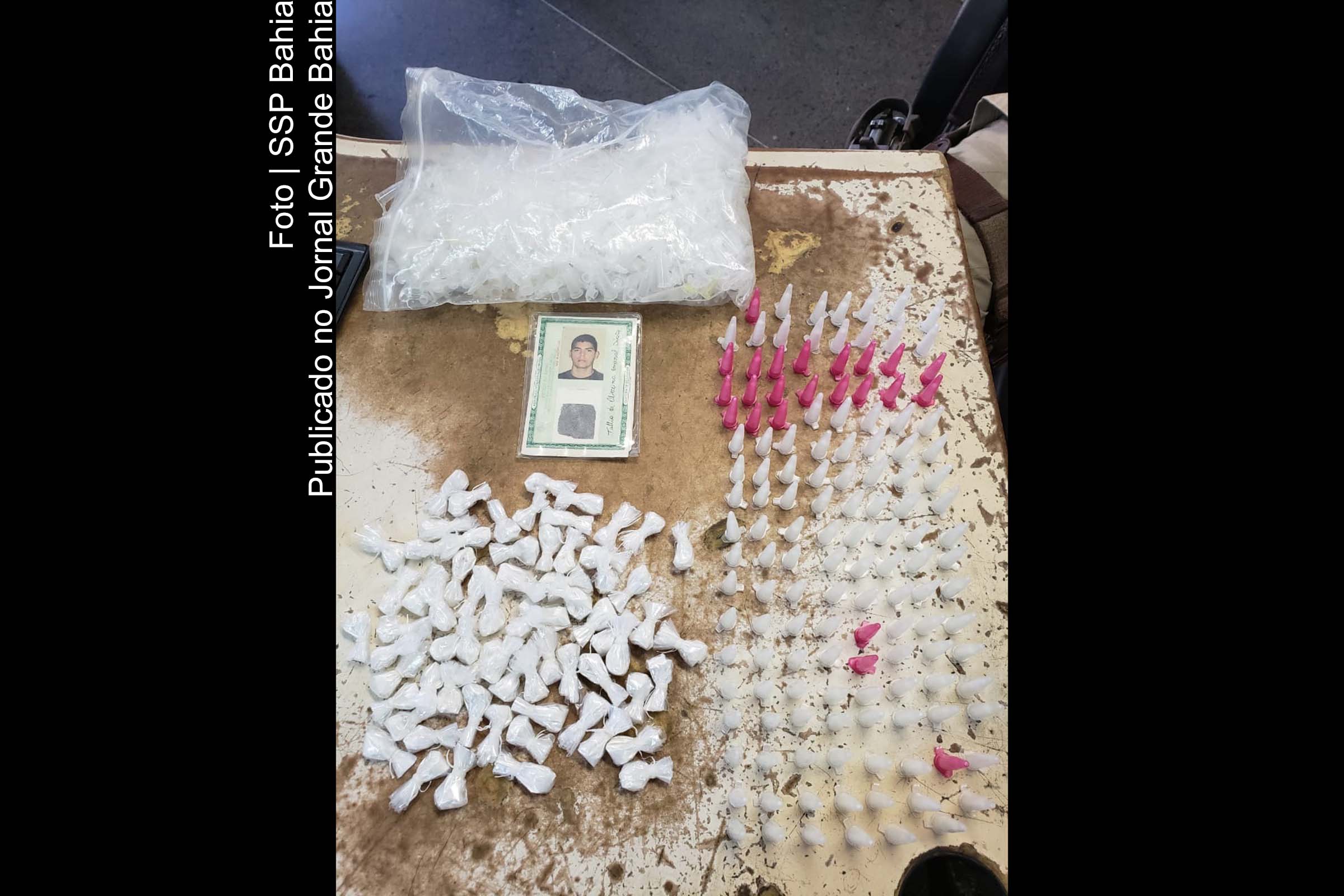 140 pinos e 68 trouxinhas de cocaína forma apreendidos pela Polícia Militar da Bahia.