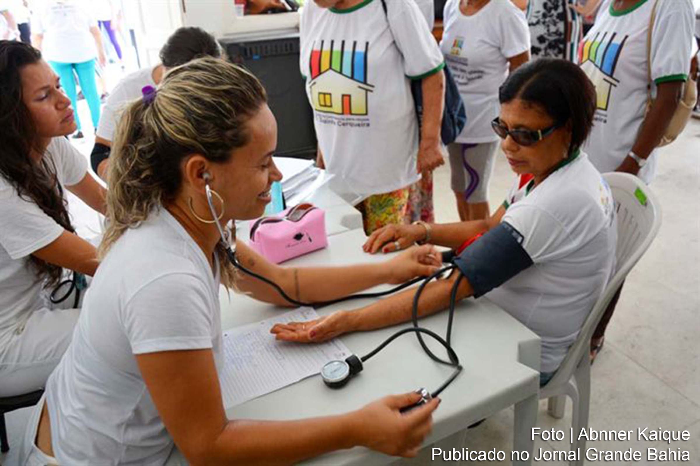 Pessoas assistidas pelo Centro de Convivência para Idosos Dona Zazinha Cerqueira, participam de uma ação de saúde focadas numa melhor qualidade de vida.