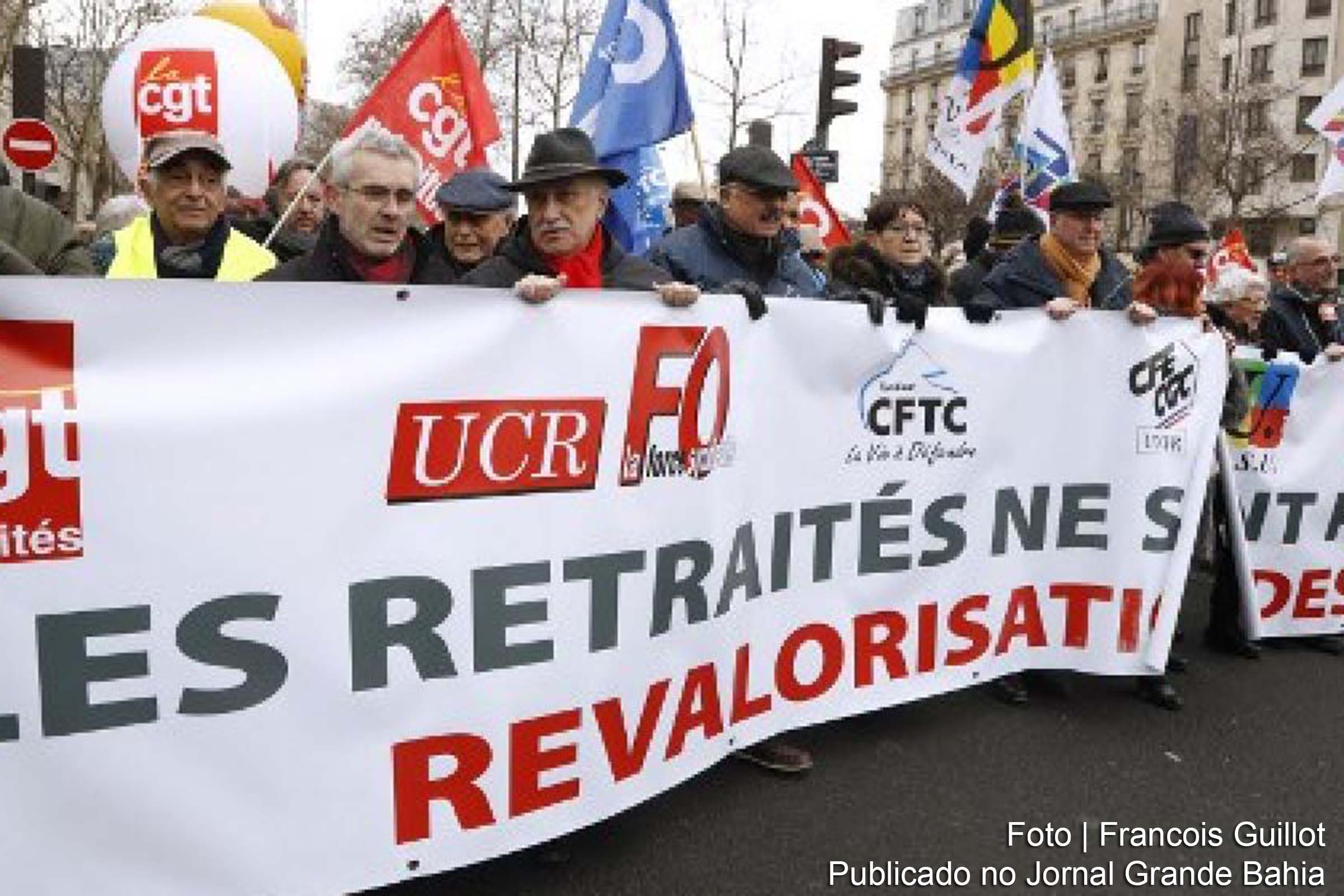 Aposentados enfrentaram o frio para se manifestar nas ruas de Paris.