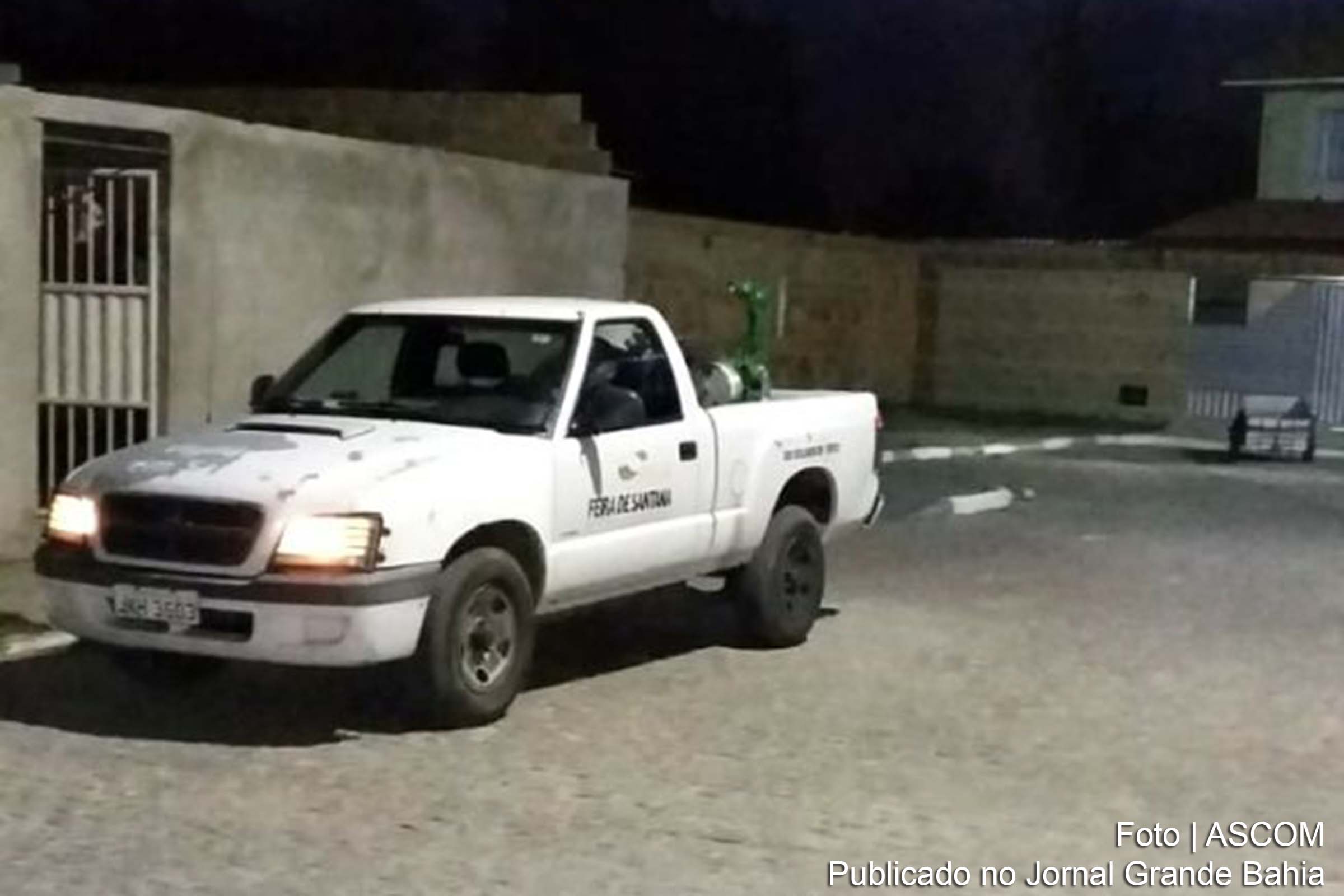 Prefeitura de Feira de Santana, por meio da Vigilância Epidemiológica, está usando seis veículos equipados com as bombas que espalham inseticida ao vento.