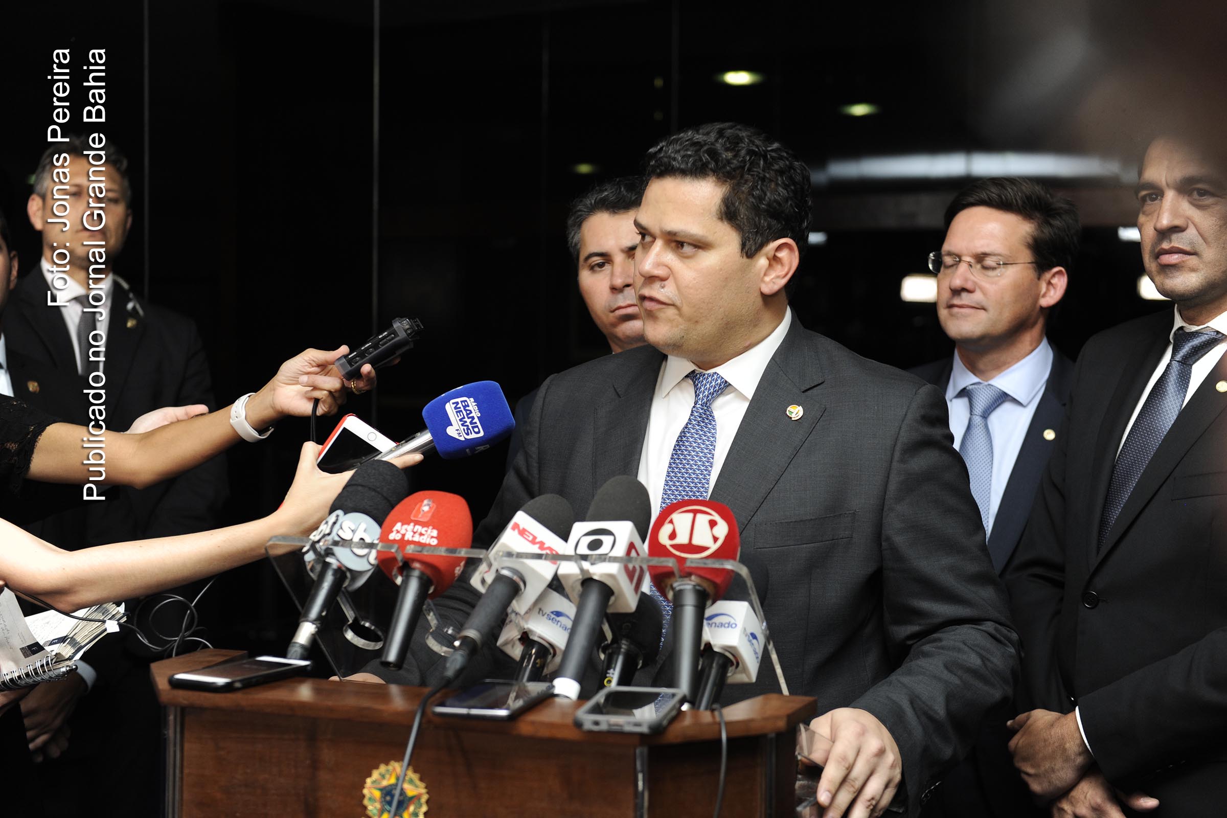 David Samuel Alcolumbre Tobelem (Davi Alcolumbre) (DEM) é senador pelo Amapá, no biênio 2019-2020, preside o Senado e o Congresso Nacional do Brasil. Foi vereador em Macapá de 2001 a 2003 quando ainda era filiado ao Partido Democrático Trabalhista.