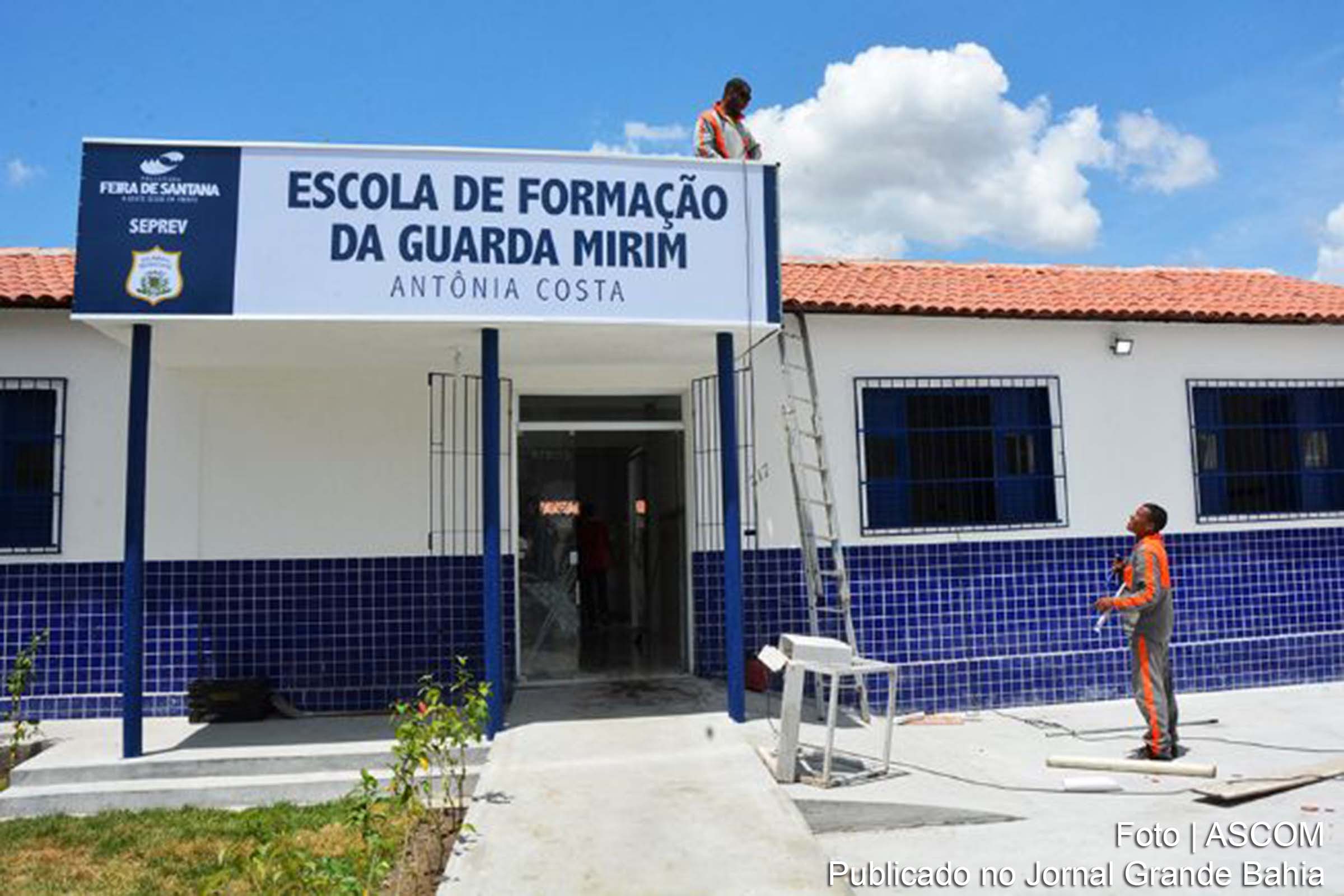 O prédio conta com oito salas, sendo 4 para aulas convencionais, mais sala de computação, sala de atividades múltiplas e sala de música.