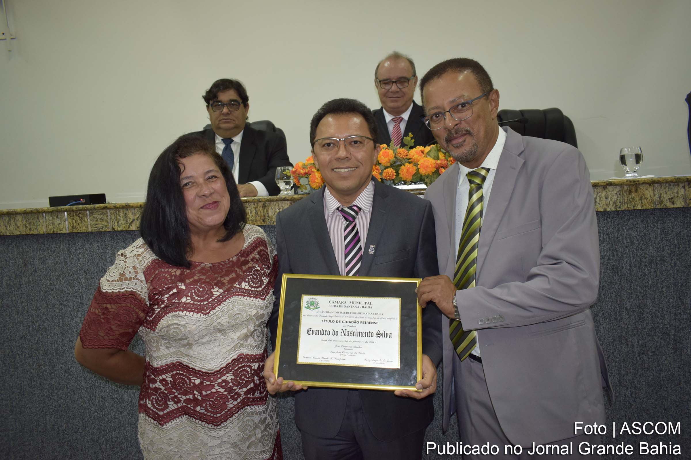 Título de Cidadão Feirense, entregue pela Câmara Municipal de Feira de Santana ao Reitor da UEFS, Evandro do Nascimento Silva.