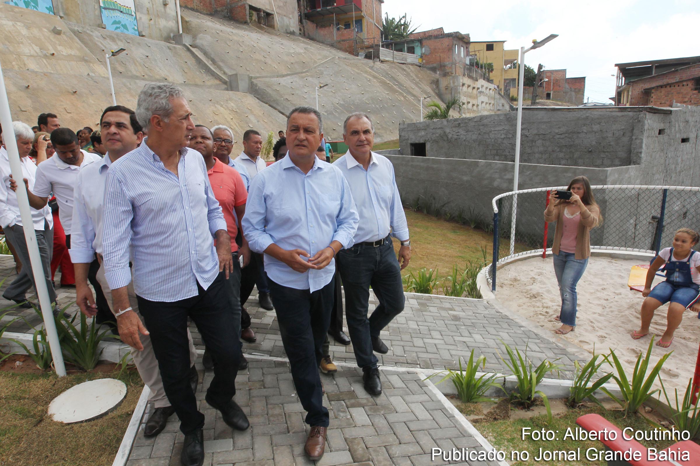 Governador Rui Costa entrega nova obra de contenção de encosta em Boa Vista do Lobato, em Salvador.