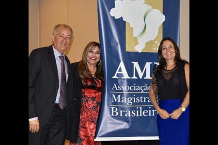 Em Brasília os diretores da AMB, Juízes Ezequiel Turíbio do Espírito Santo, Elbia Rosane de Araújo, presidente da AMAB -Associação dos Magistrados da Bahia, e a Desembargadora Federal Graça Boness, do TRT.