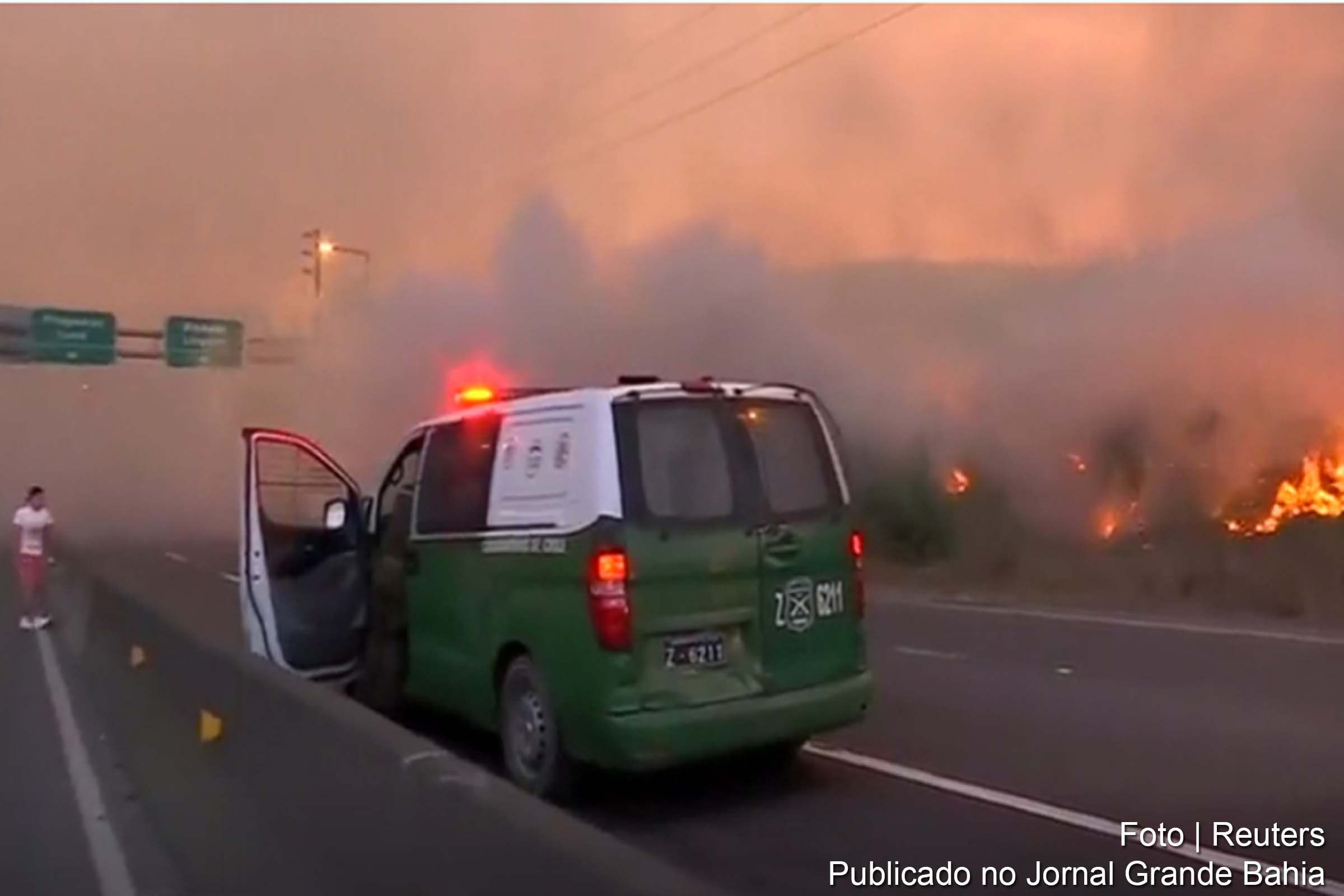 Incêndio atinge a encosta do Cerro San Cristóbal, um dos principais pontos turísticos de Santiago, capital do Chile.